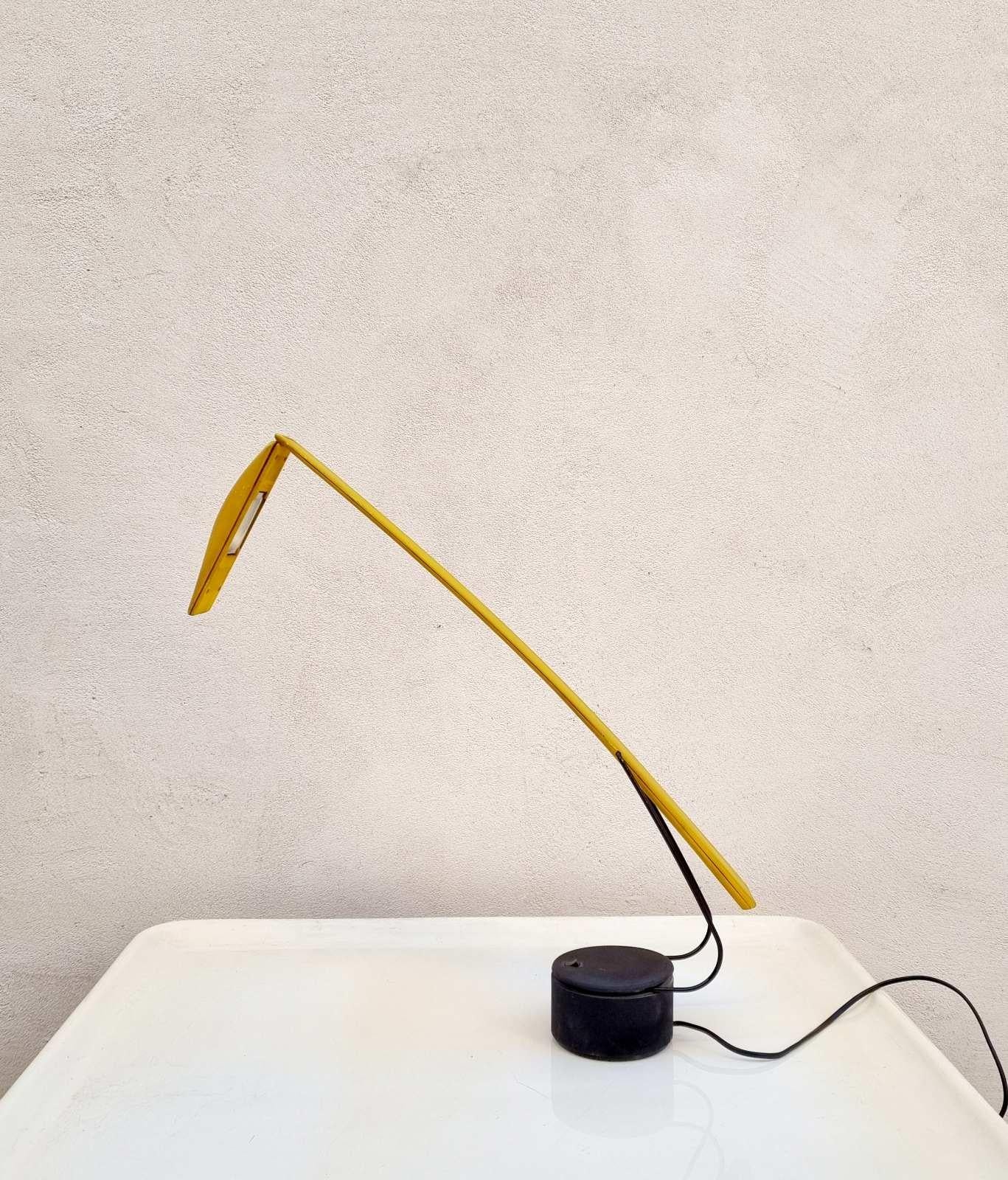 Magnifique lampe de bureau classique jaune, designée par Mario Barbaglia et Marco Colombo, a été produite par PAF Studio Milan Italie dans les années 80. Modèle Colombe/Pigeon.
La lampe est en bon état, elle a un Label sur le bas de la base (comme