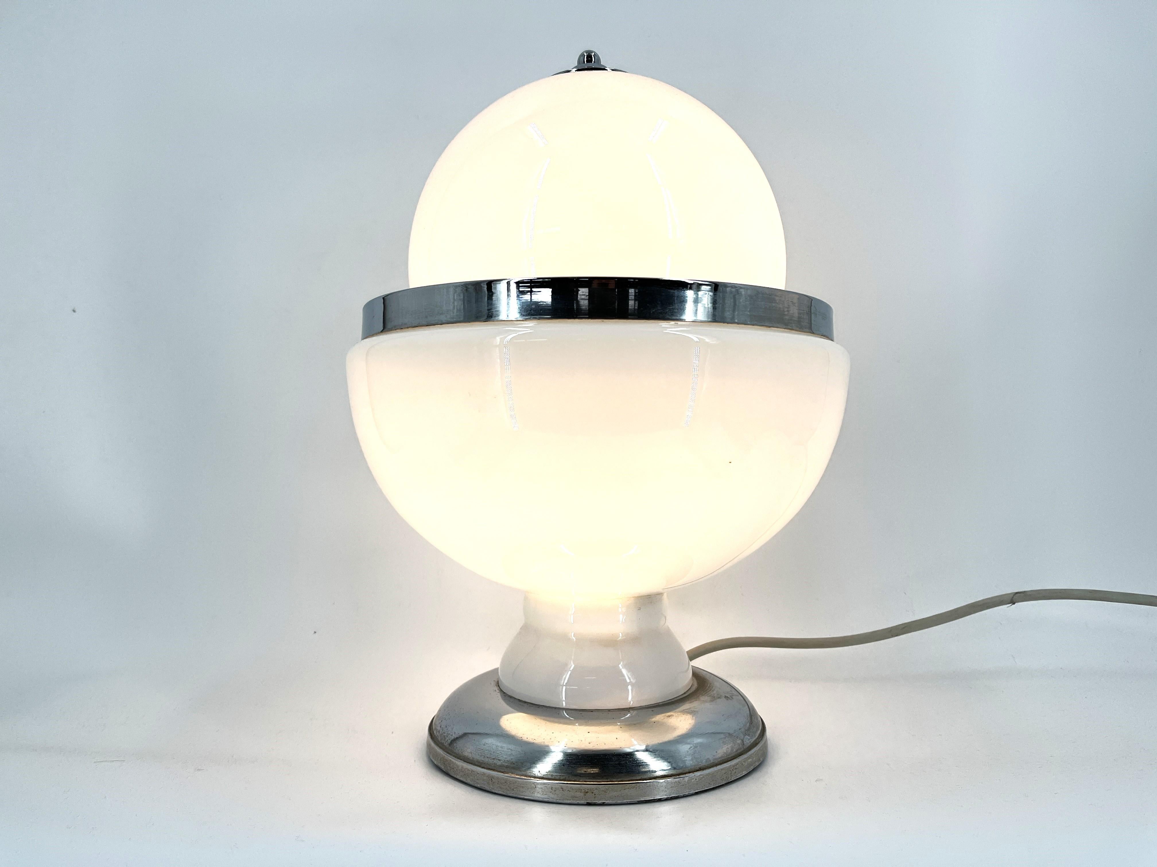 Lampe de table en verre de Murano du milieu du siècle, par Murano.

La lampe émet une belle lumière.

Quincaillerie en métal chromé.

Testé et prêt à l'emploi avec une ampoule E14 ordinaire.

Années 1970 - Italie

Dimensions :
Hauteur :