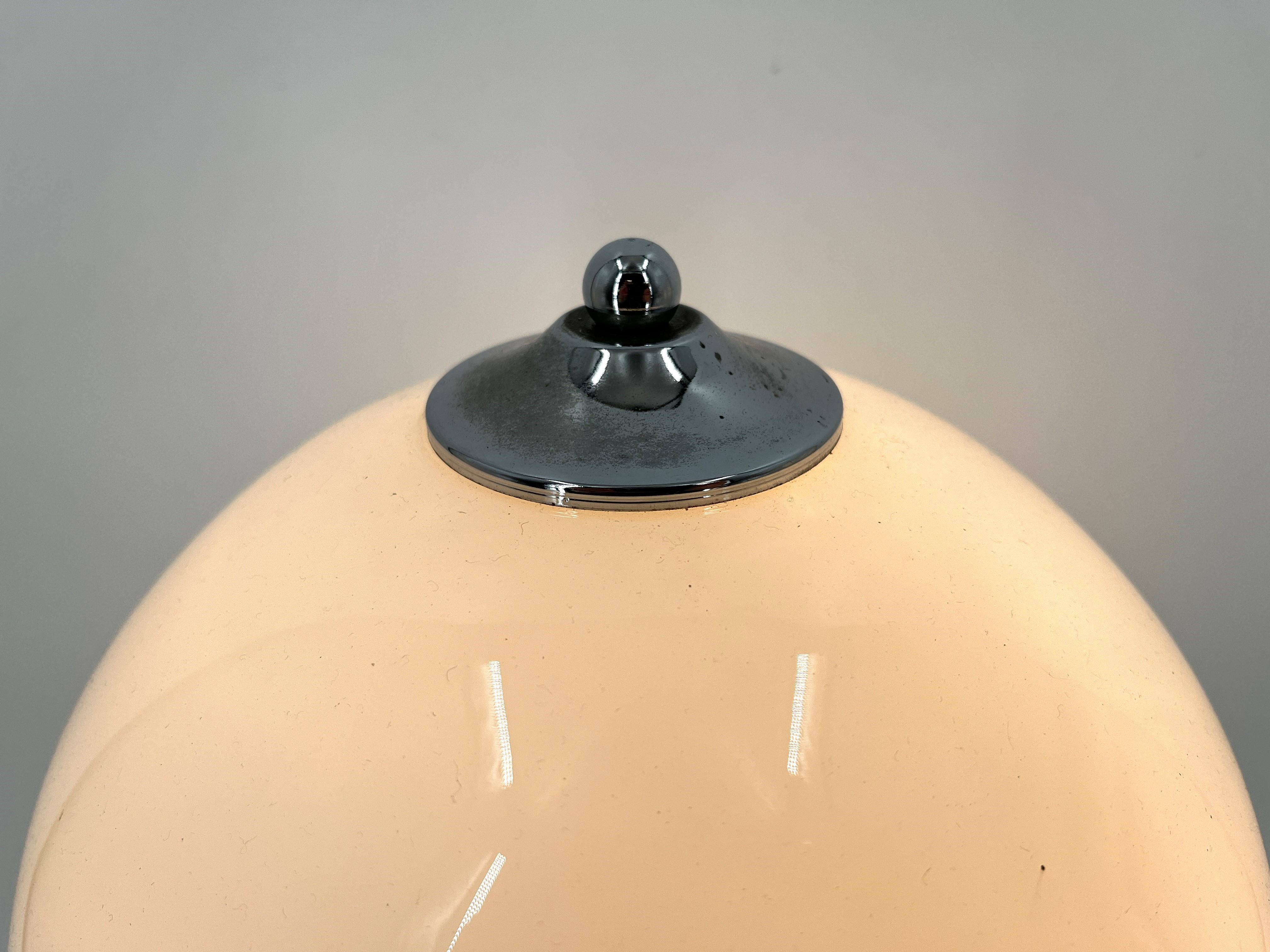 Lampe de table de l'ère spatiale par Mazzega, années 1960 Bon état - En vente à Leuven, Vlaams Gewest