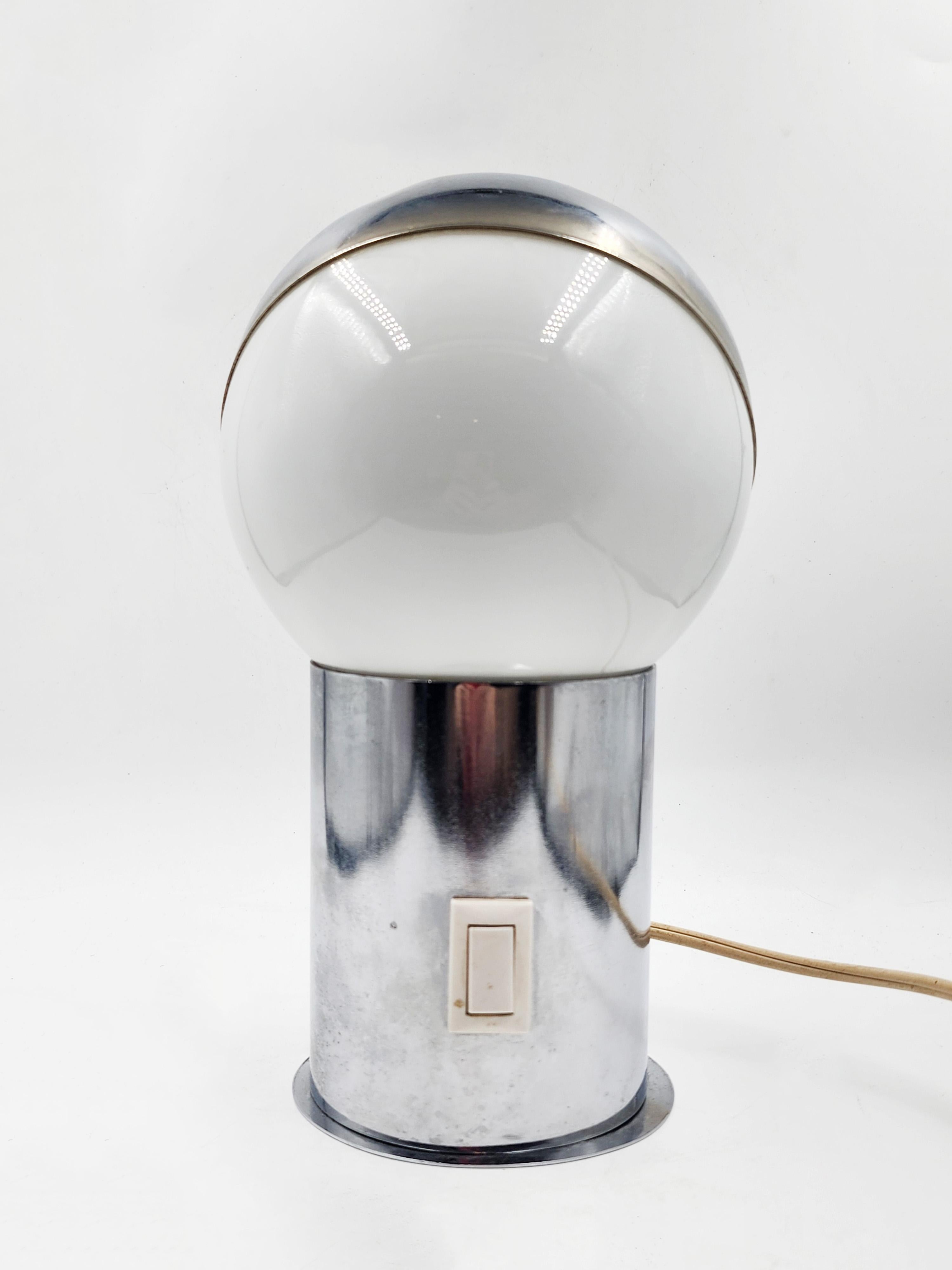 Lampe de table de l'ère spatiale Motoko Ishii
Cette magnifique petite lampe de table insolite est un véritable classique du design des années 1970. Le design est accrocheur et convivial, avec un éclairage chaleureux qui apporte un certain