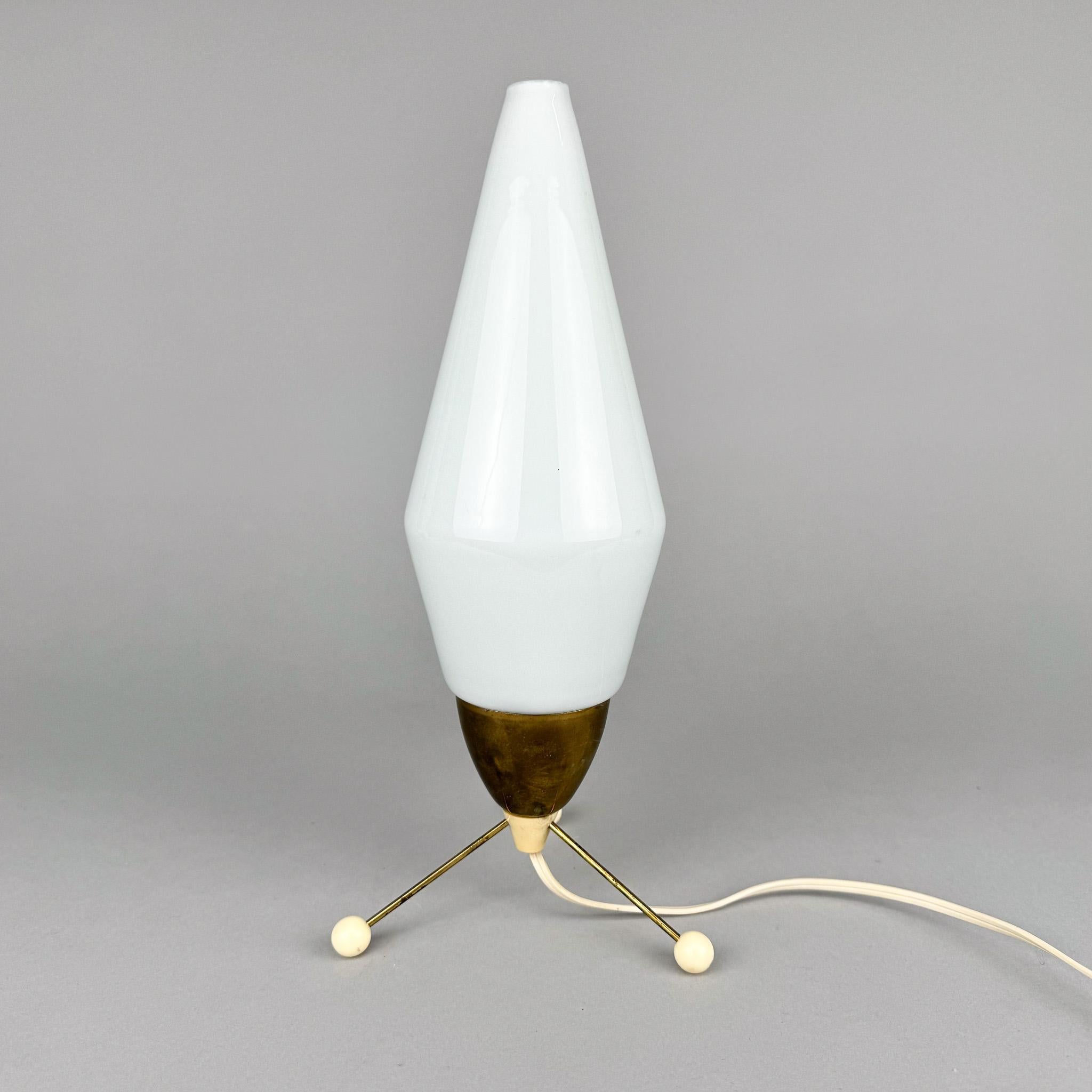 Space-Age-Tischlampe aus der Mitte des Jahrhunderts, entworfen von Stanislav Kučera und hergestellt in Kamenický Šenov in der ehemaligen Tschechoslowakei in den 1960er Jahren. Glühbirne: 1 x E14. Inklusive US-Adapter.