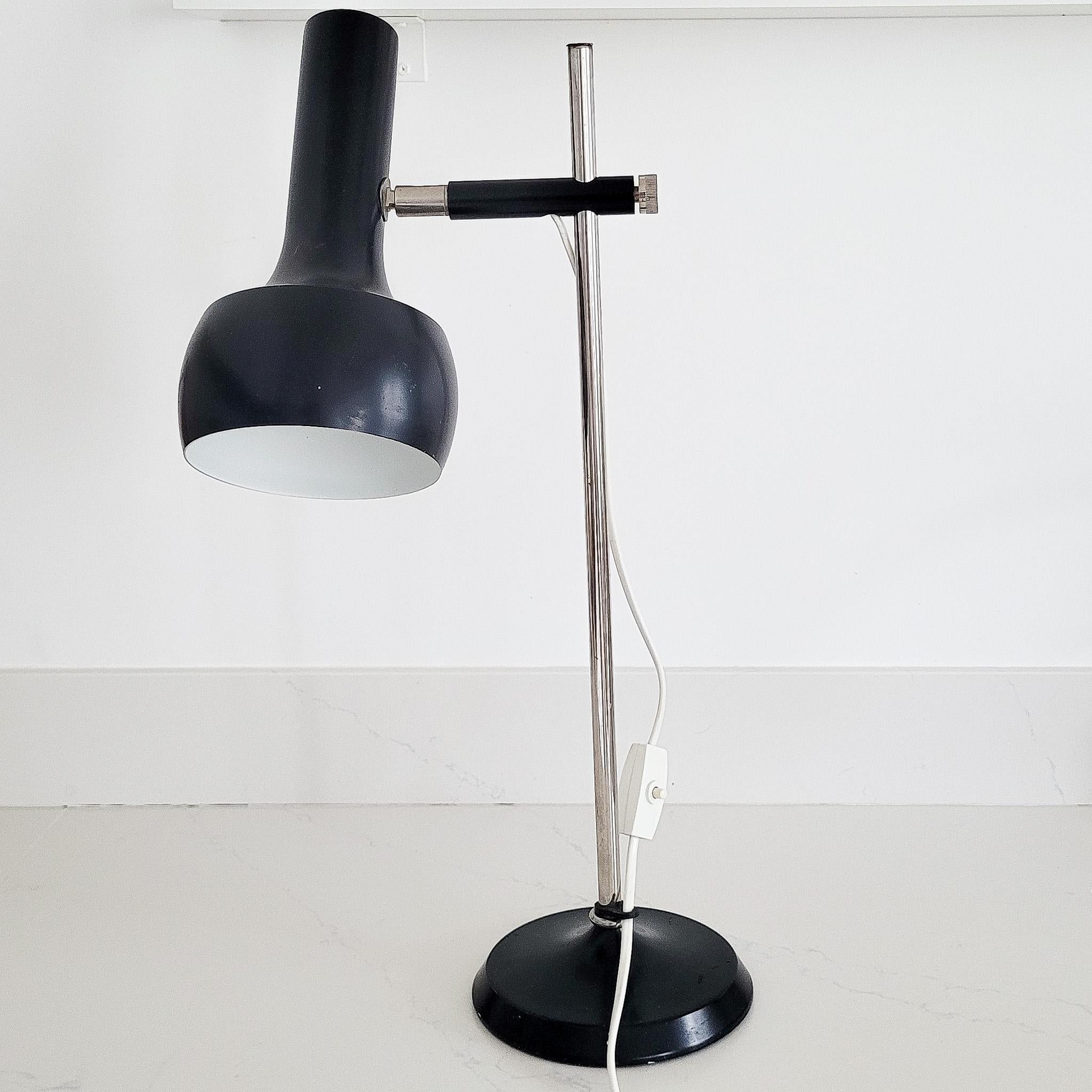 intage Lampe de table de l'ère spatiale attribuée à Swiss Lamps International, datant des années 1960/70. Bien que l'autocollant original du fabricant ne soit plus présent, des recherches dans les archives et les catalogues d'époque confirment son