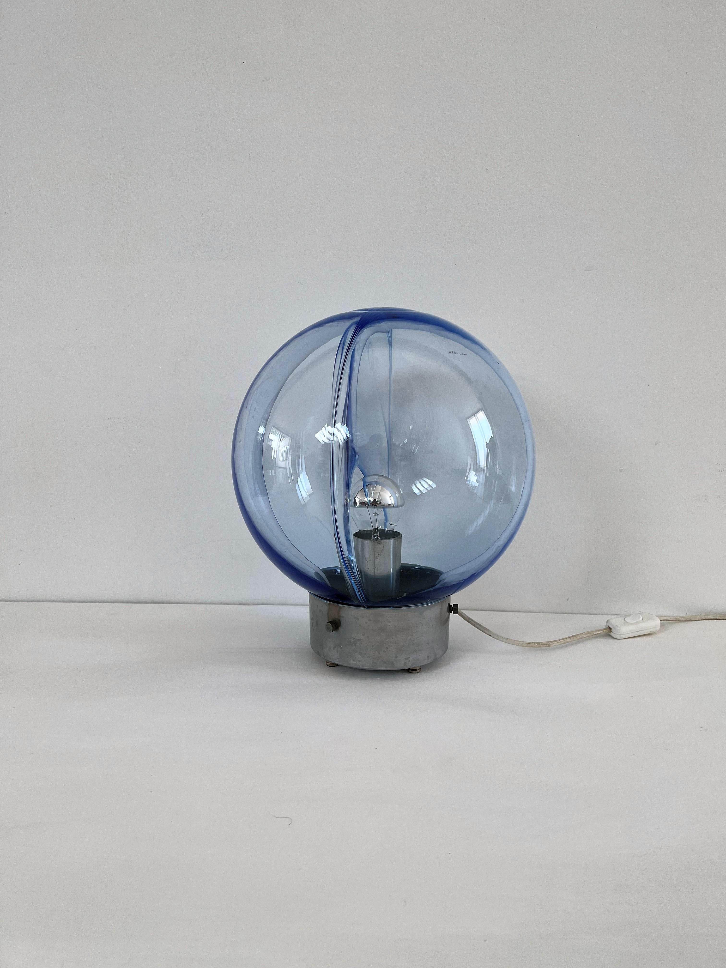Beautiful Mid-Centrury Modern table lamp by Toni Zuccheri for Venini, circa 1960 in blue Murano glass, from the 