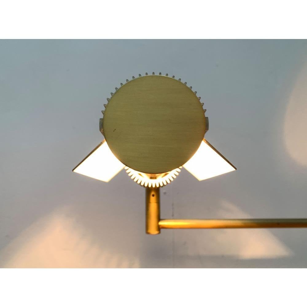 Lampe de table à profil halo de Swisslamps dans une couleur rare. Le design date encore des années 70. Cette lampe de table tire son élégance d'un langage de conception technique. Cette finition rare de couleur laiton donne à ce design technique une