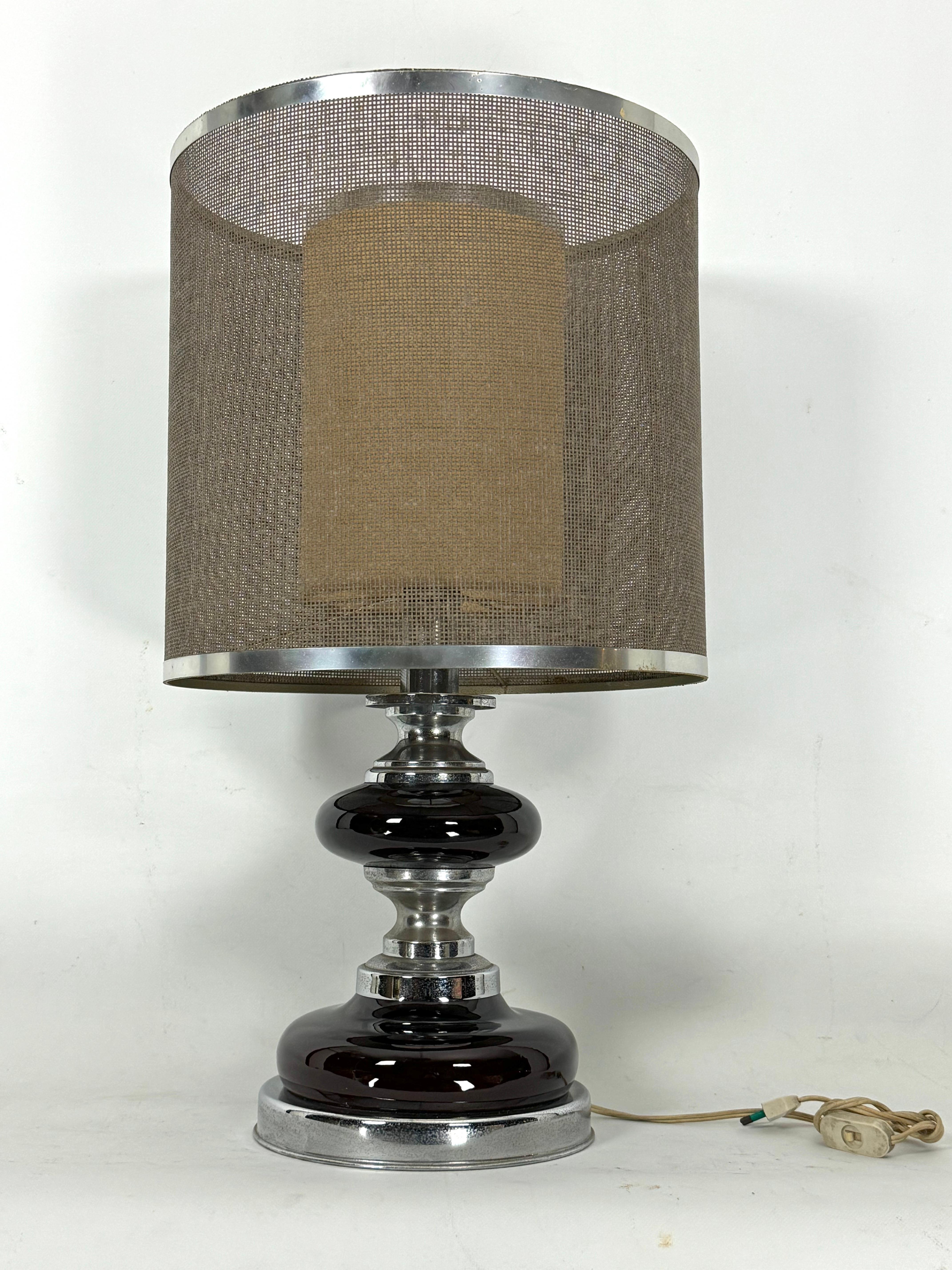 Good vintage condition with normal trace of age and use for this table lamp in chrome and lacquer with double lampshade. Produced in Italy during the 70s. Full working with EU standard, adaptable on demand for USA standard.
