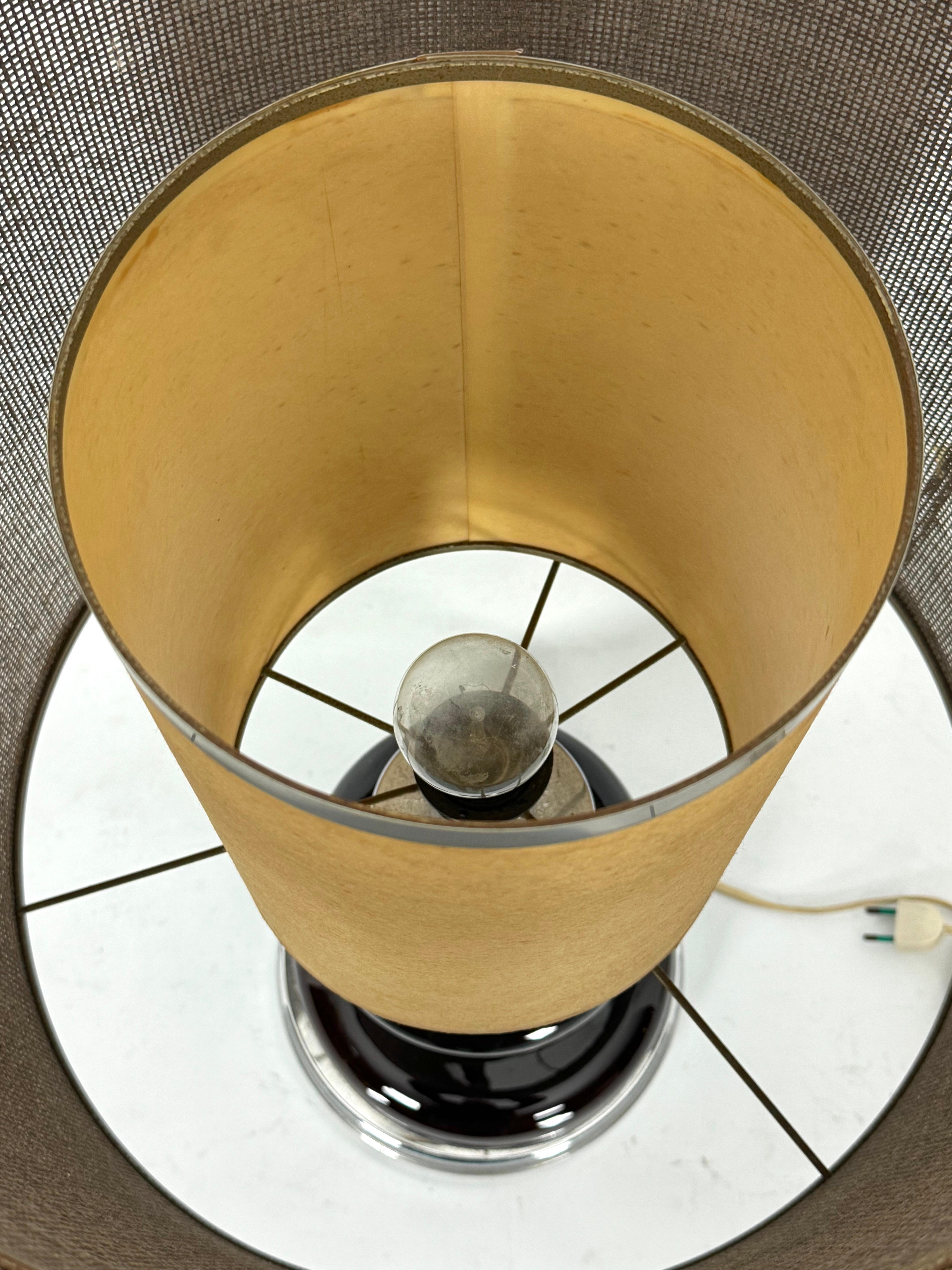 20ième siècle Lampe de table de l'ère spatiale en chrome et laque. Italie 1970 en vente