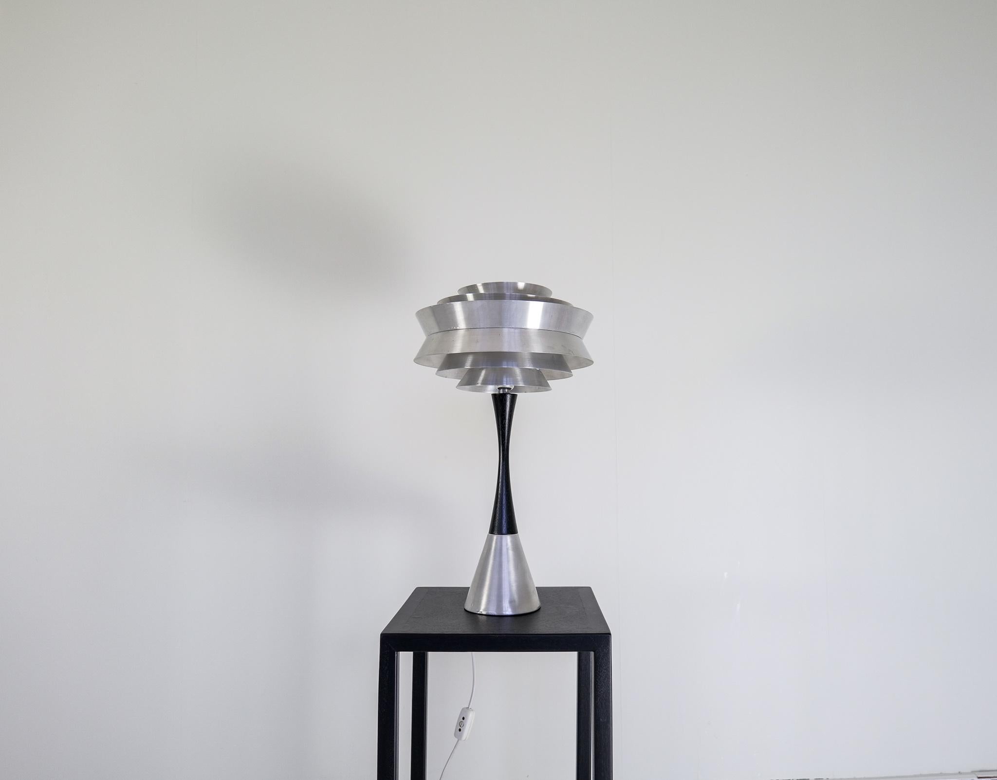 This table lamp was produced by Bergboms lamp factory in Sweden. With its space age look this on gives a cool impression. 

Good/ok vintage condition, small dents on the base and the shade with wear. 

Dimensions: H 53 cm Base Width 13 cm Shade