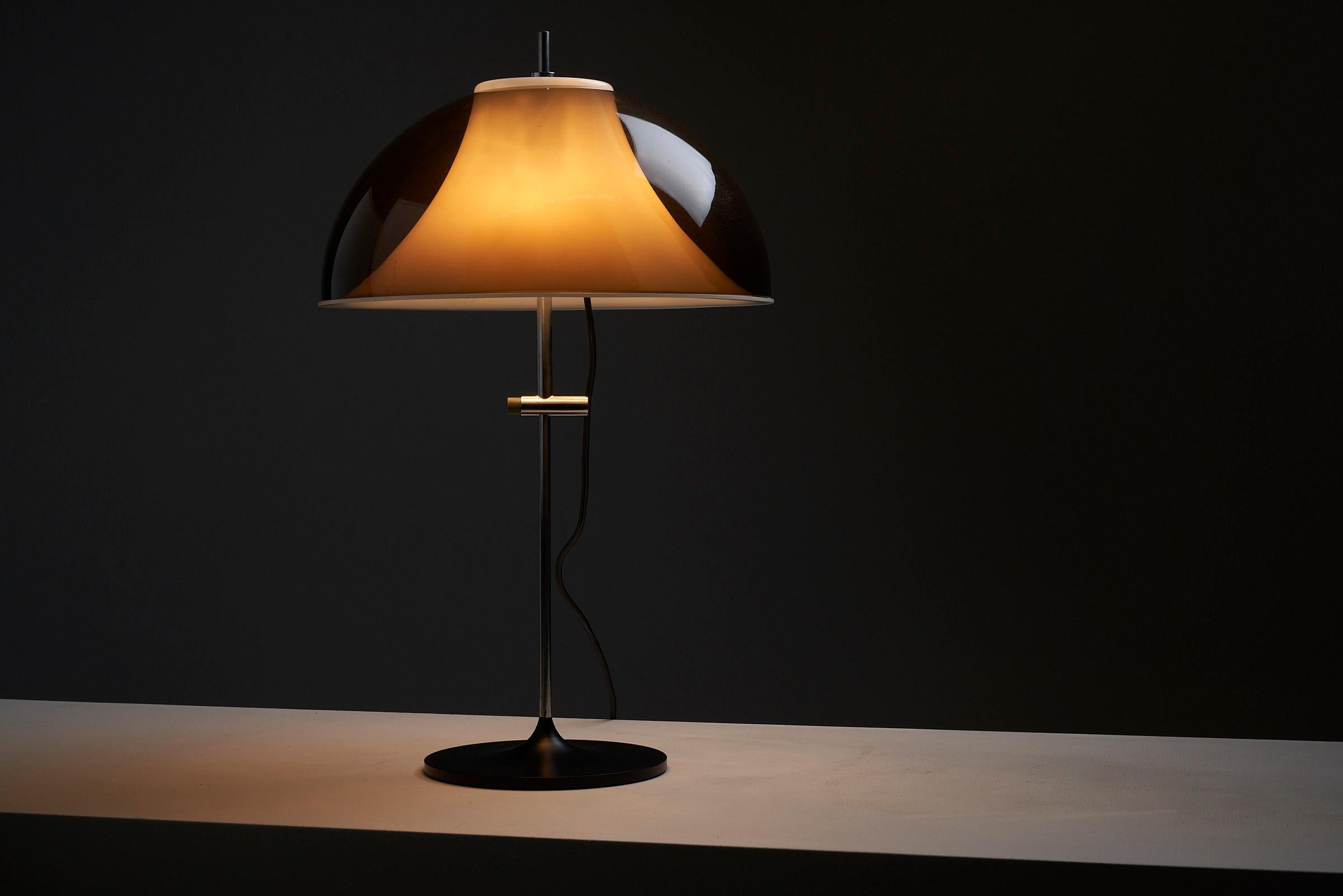 Lampe de table de l'ère spatiale avec abat-jour de style champignon Bon état - En vente à Mortsel, BE