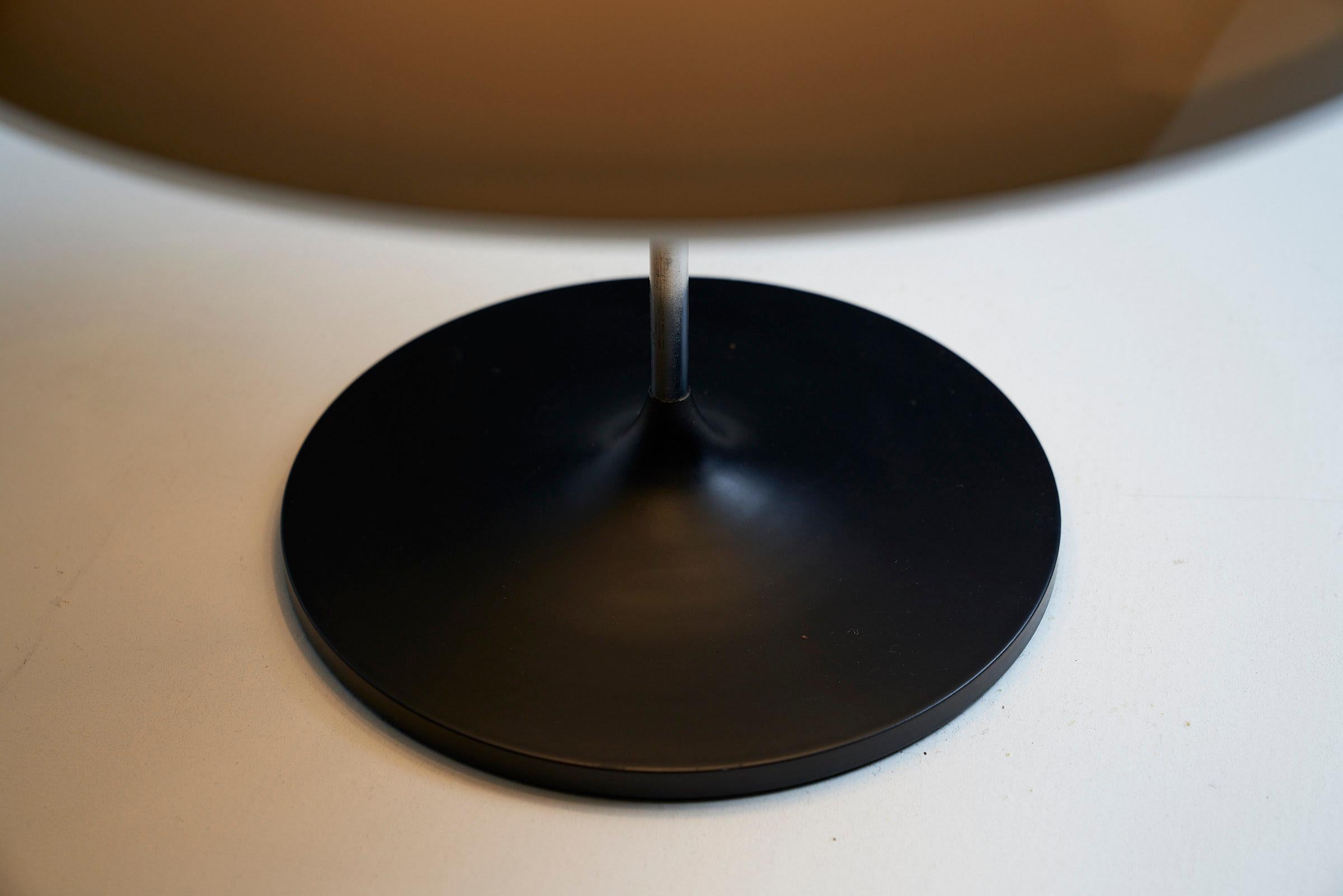 Acier Lampe de table de l'ère spatiale avec abat-jour de style champignon en vente