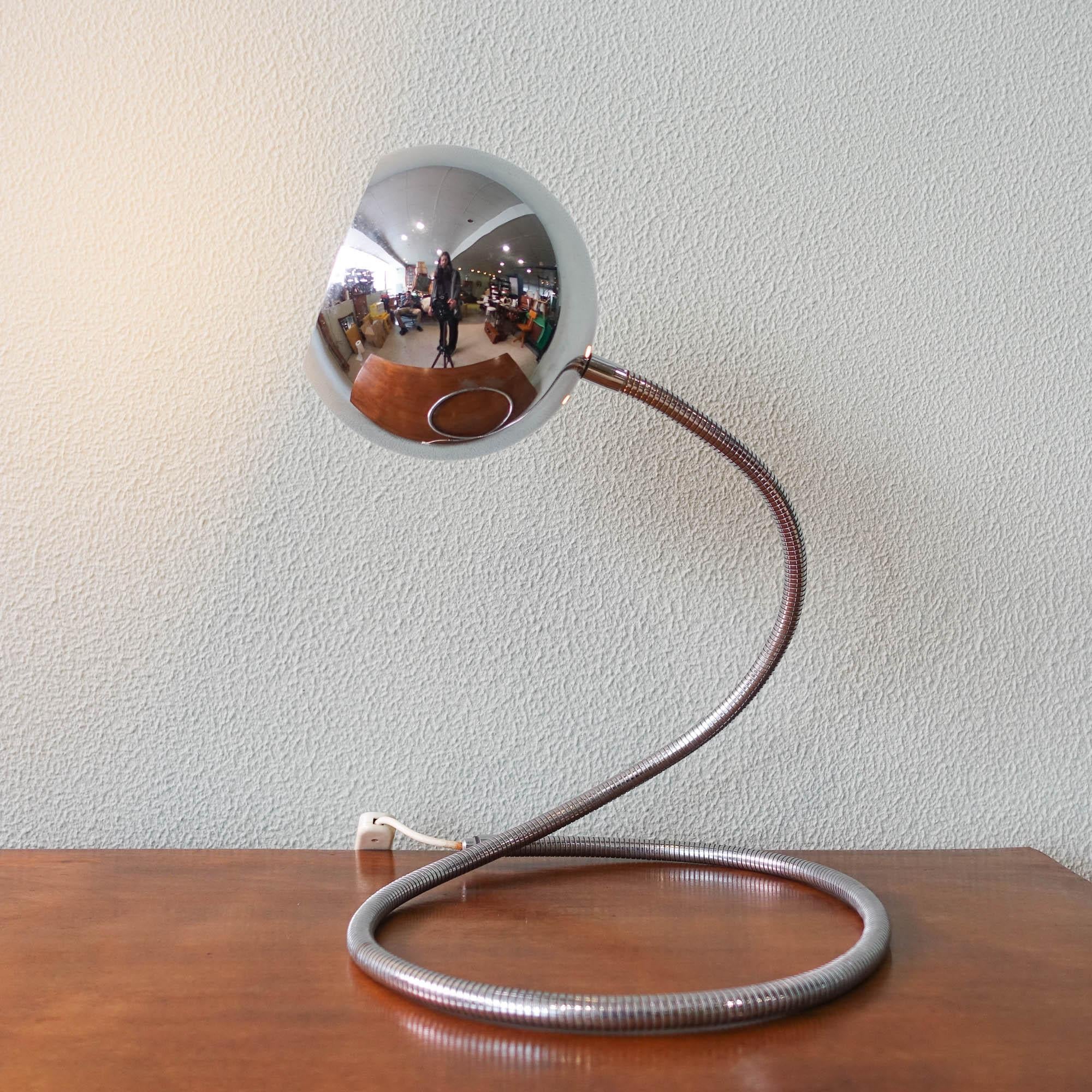 Cette lampe de table a été conçue par Goffredo Reggiani pour Reggiani dans les années 1970. Il s'agit d'une rare lampe de table italienne chromée du milieu du siècle, nommée d'après 