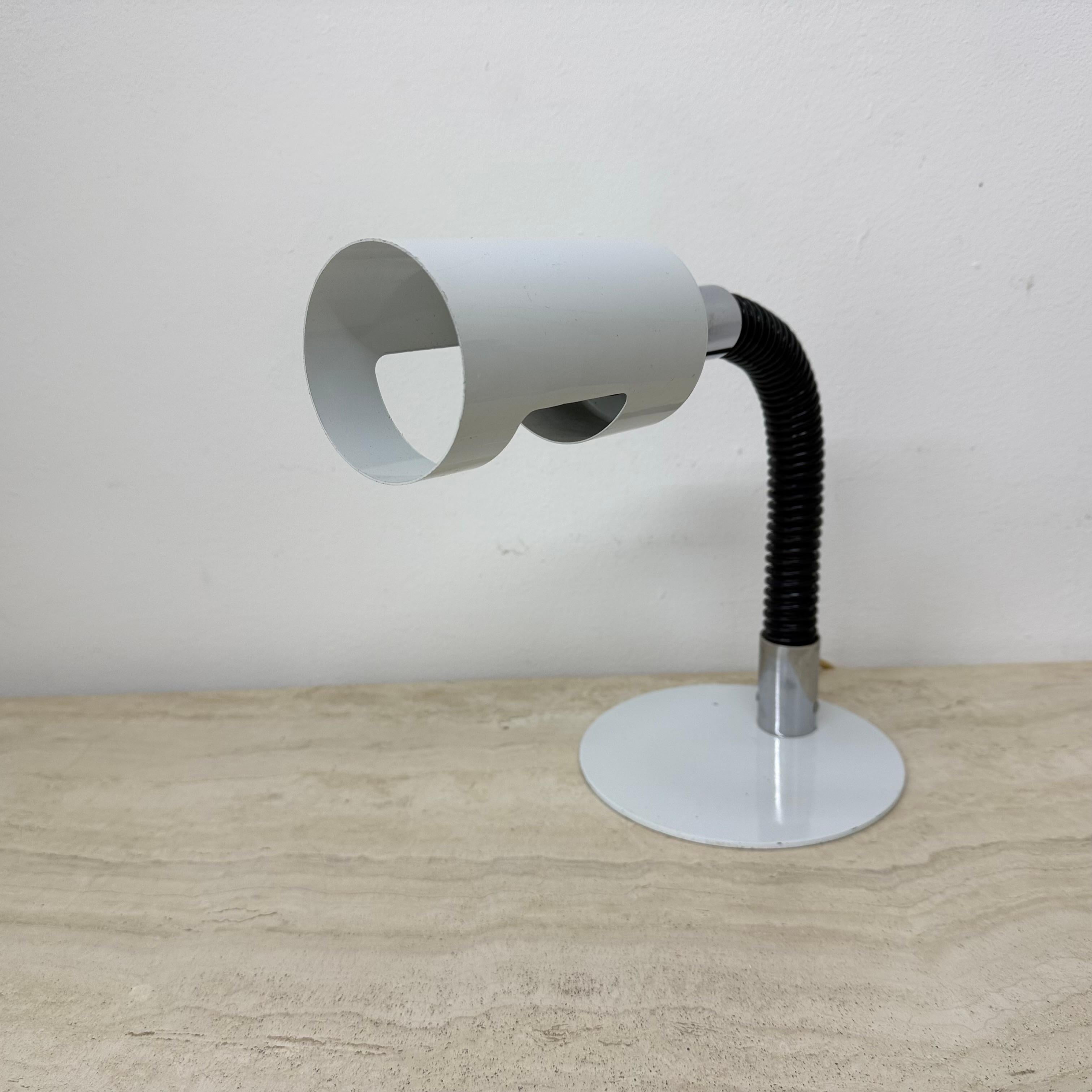 Dimensioni: 28,5 cm di larghezza, 25,5 cm di altezza, 16 cm di profondità
Condizioni: buone
Materiale: Metallo, plastica
Colore: bianco, argento, nero