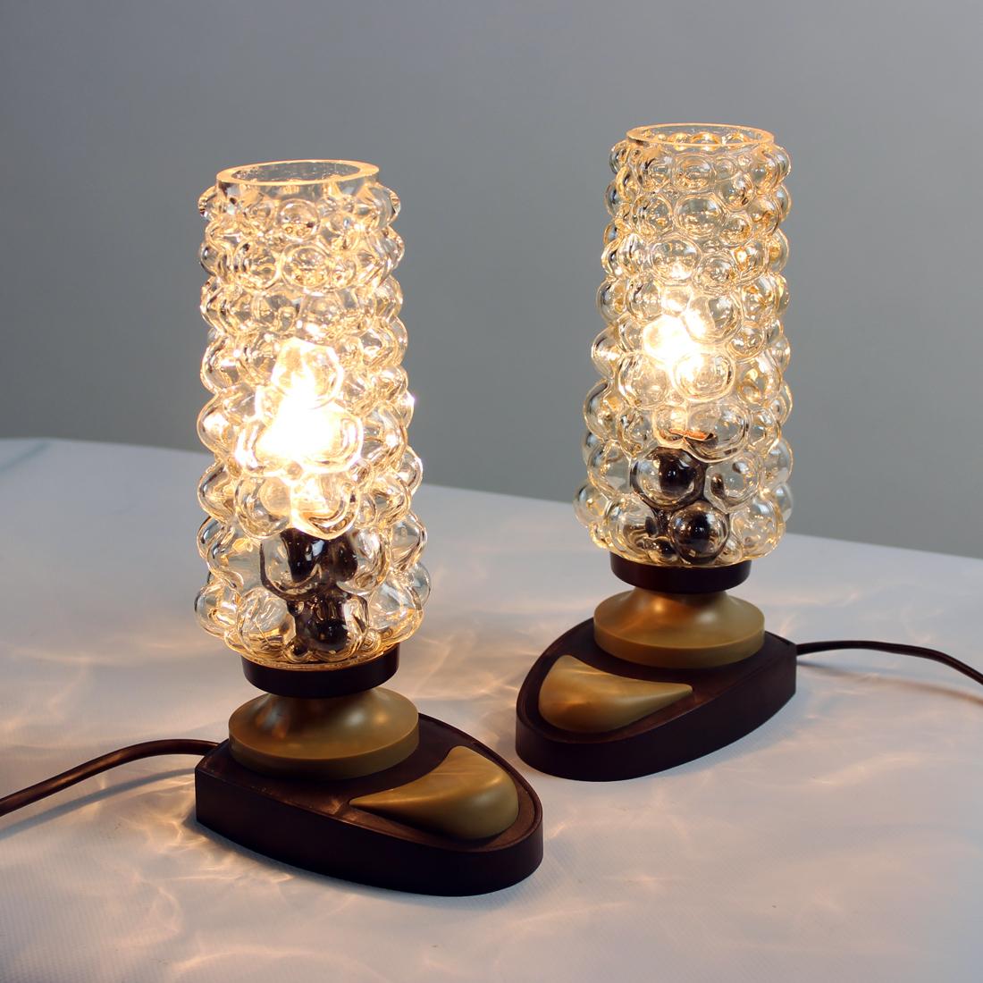 Das sind tolle Tischlampen! Produziert in Österreich in den 1960er Jahren von der Firma Orion Leuchten. Die Originaletiketten sind noch angebracht. Entworfen von Helena Tynell mit ihren typischen Blasenglasschilden. Die Lampen zeigen den typischen