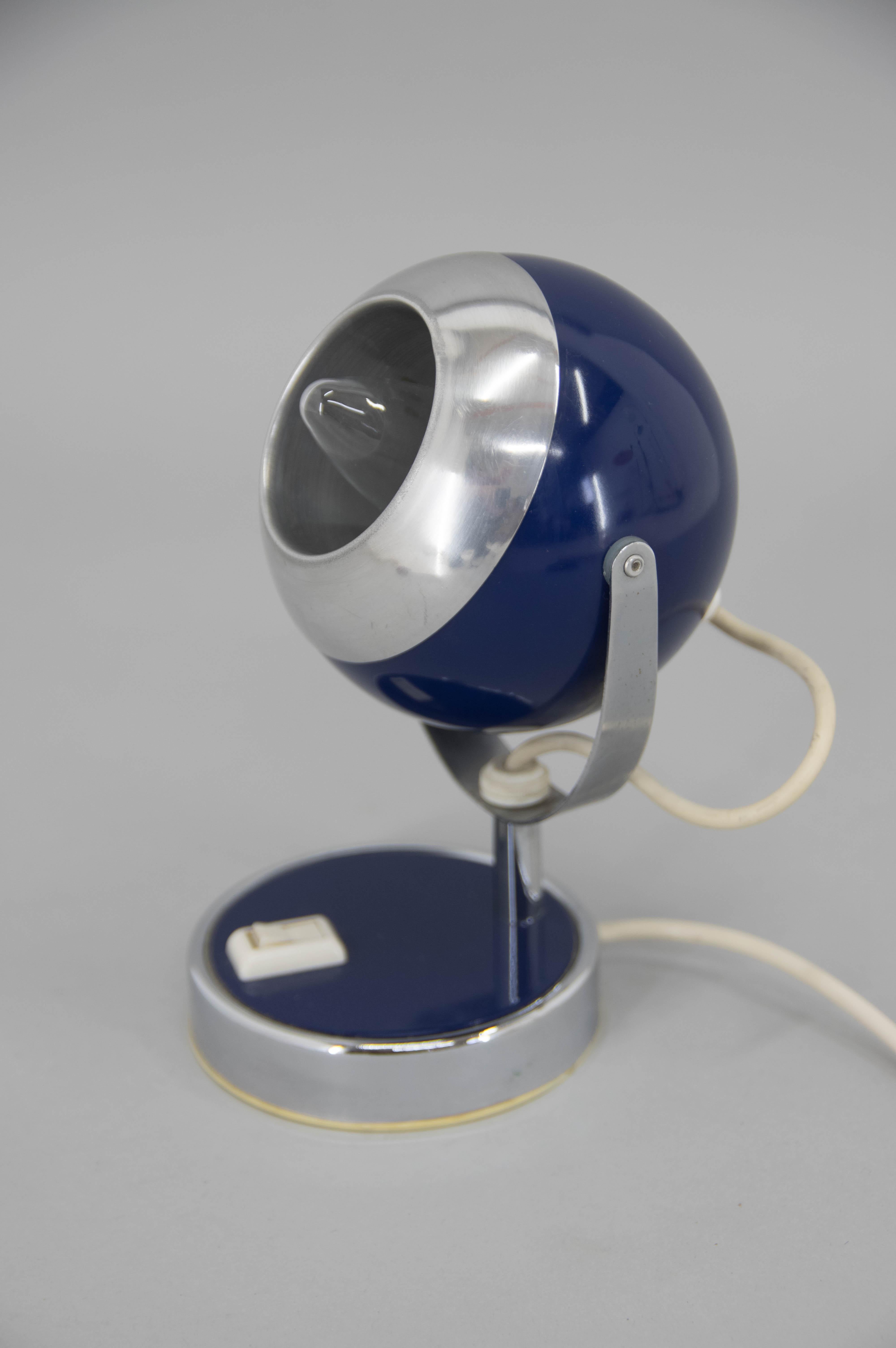 Blaue Eye Ball Tischlampe mit flexiblem Schirm.
Sehr guter Originalzustand.
1x25W, E12-E14 Glühbirne
Inklusive US-Steckeradapter.