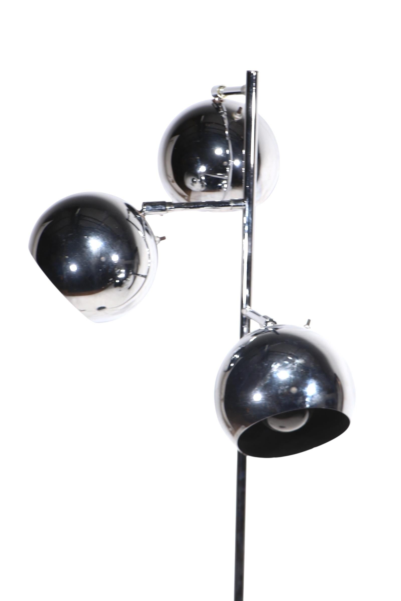 Ikonische Stehlampe aus dem Space Age, Post Modern, Mid Century, mit drei verstellbaren, kugelförmigen Lampenschirmen, jeder mit einem Ein/Aus-Schalter, befestigt an einer vertikalen Stange, montiert auf einer scheibenförmigen Basis. Die Lampe ist