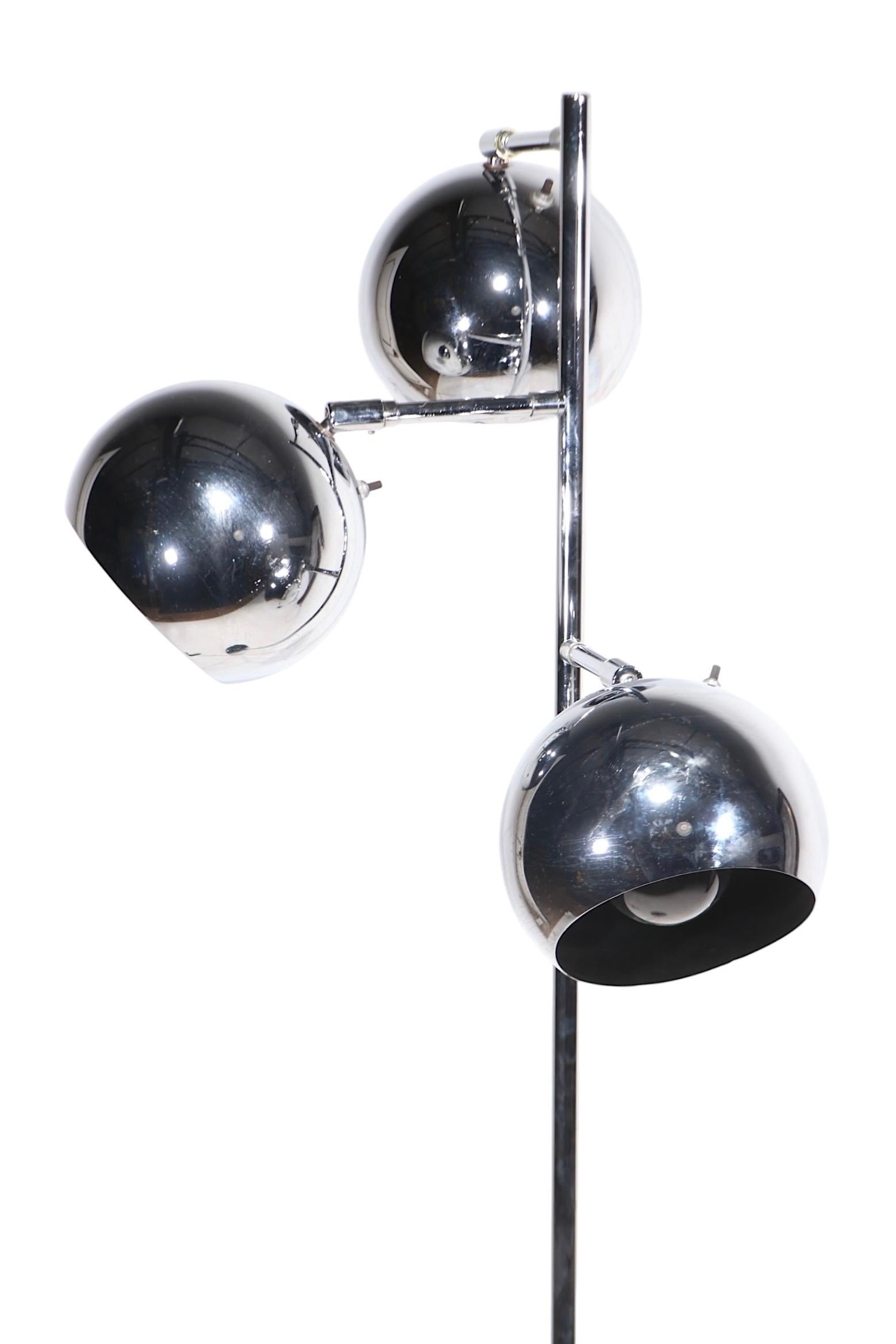 Space Age Three Light Chrome Ball Shade Stehleuchte von Koch & Lowy ca. 1970's (Moderne der Mitte des Jahrhunderts) im Angebot