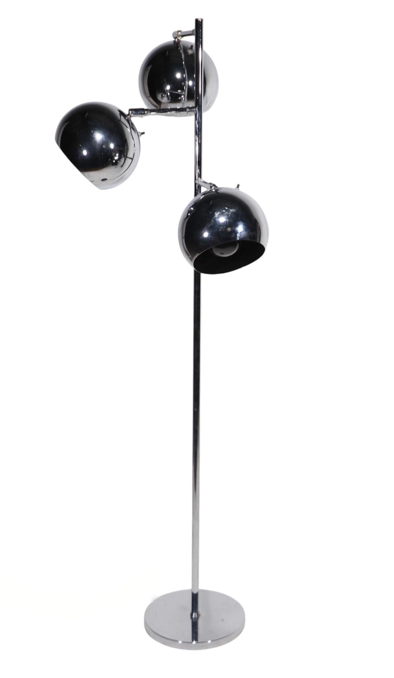Space Age Three Light Chrome Ball Shade Stehleuchte von Koch & Lowy ca. 1970's (amerikanisch) im Angebot