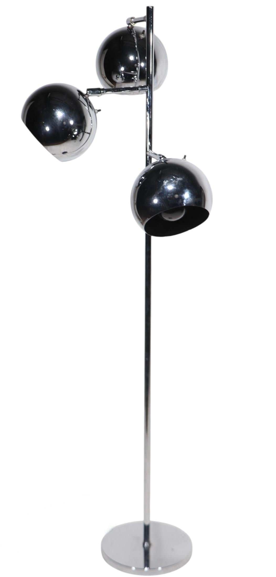 Space Age Three Light Chrome Ball Shade Stehleuchte von Koch & Lowy ca. 1970's im Zustand „Gut“ im Angebot in New York, NY