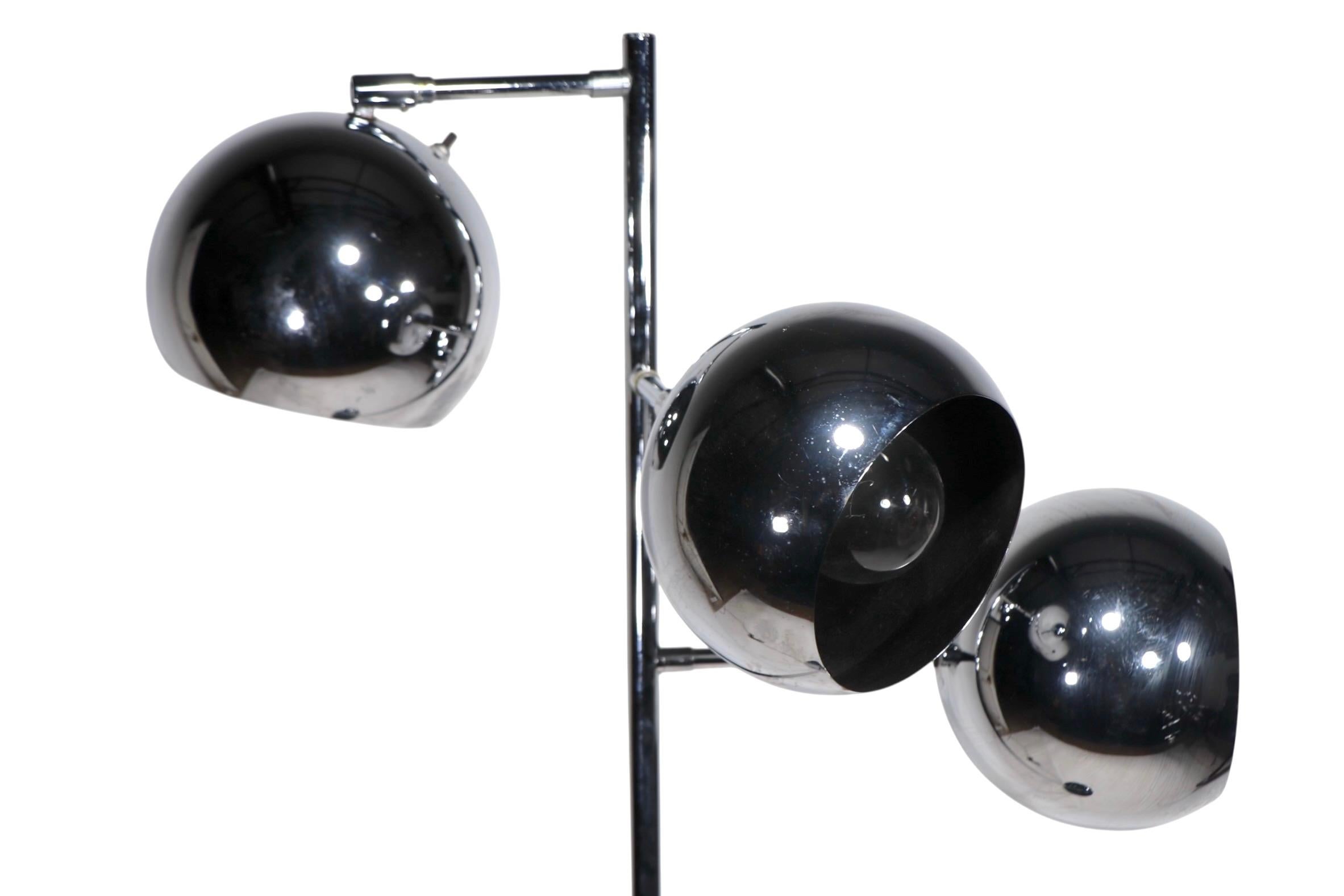 Space Age Three Light Chrome Ball Shade Stehleuchte von Koch & Lowy ca. 1970's im Angebot 1