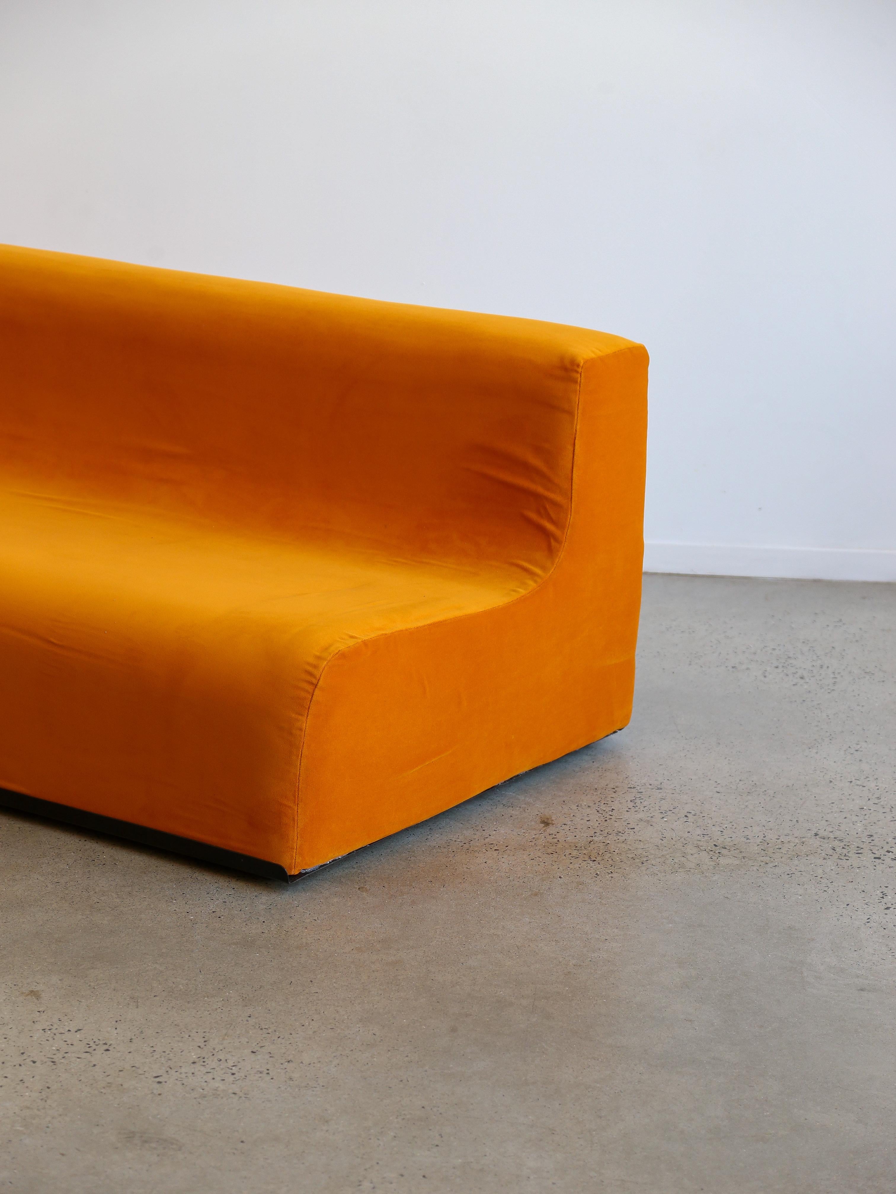 Space Age Dreisitzer-Sofa aus orangefarbenem Samt und Abs-Kunststoffsockel.

Das Konzept des Weltraumdesigns und -möbels wurde Mitte des 20. Jahrhunderts populär, insbesondere während des Wettlaufs um den Weltraum und der Ära des Space Age