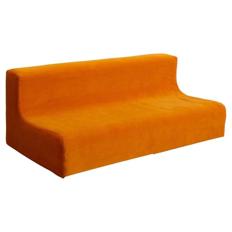 Divano a tre posti in velluto arancione e base in plastica abs.

Il concetto di design e arredamento dell'era spaziale è diventato popolare a metà del XX secolo, in particolare durante la corsa allo spazio e l'era della 