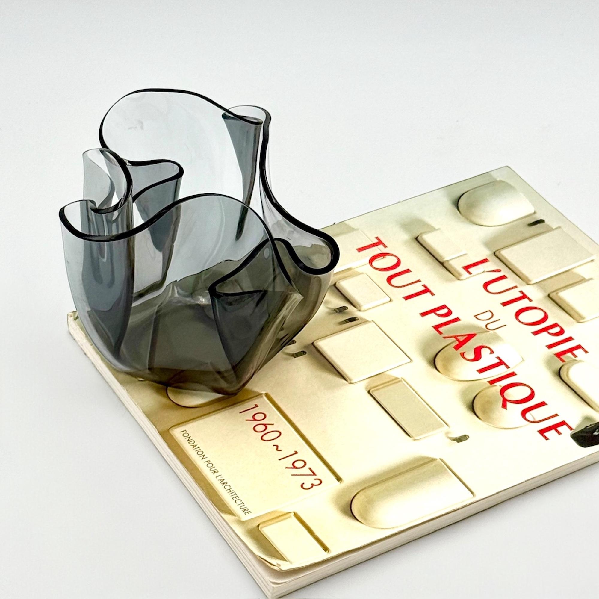 Vaso grigio 'Tissue' Space Age di Luigi Massoni & Massoni per Guzzini - Capolavoro MCM anni '70 in vendita 5