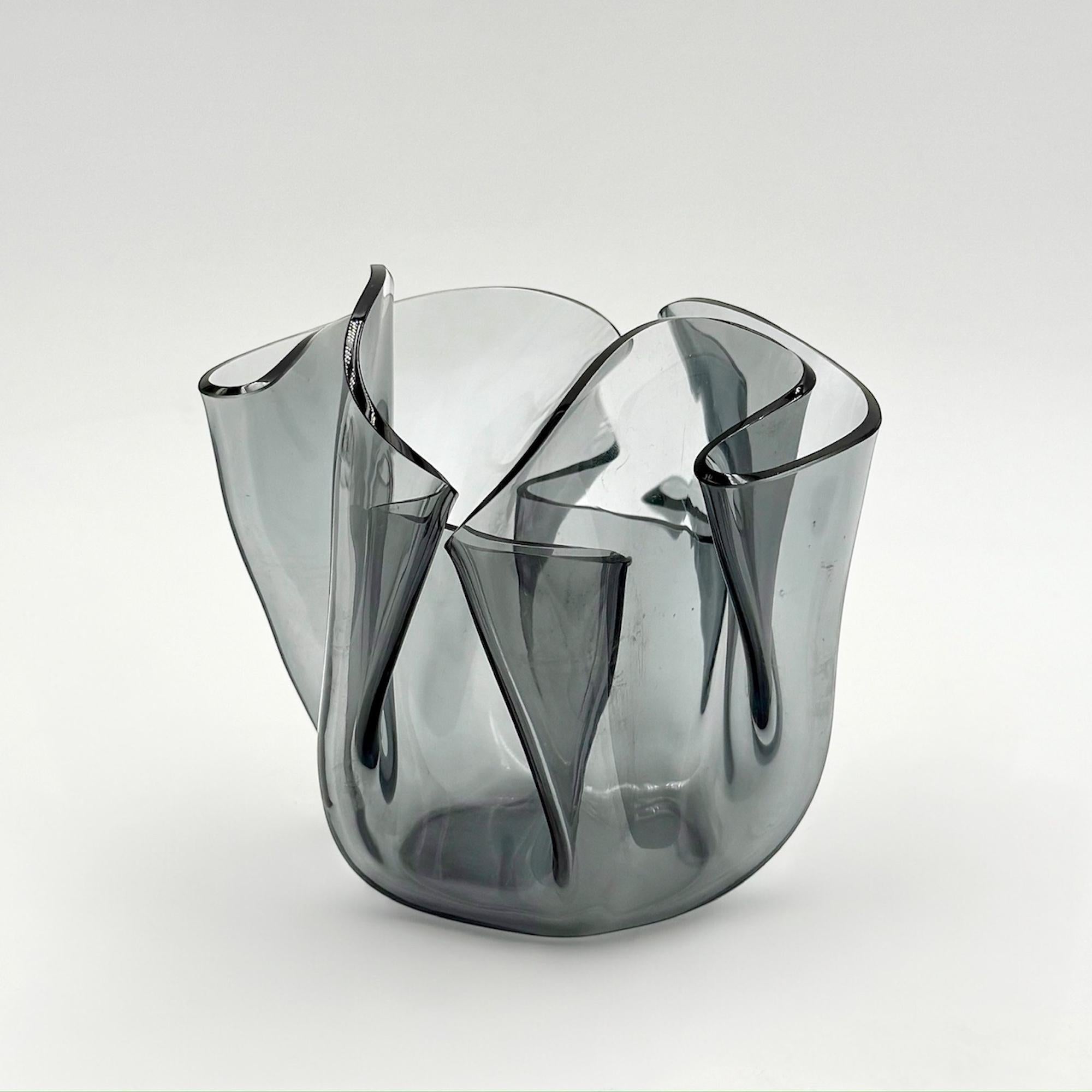 Italiano Vaso grigio 'Tissue' Space Age di Luigi Massoni & Massoni per Guzzini - Capolavoro MCM anni '70 in vendita