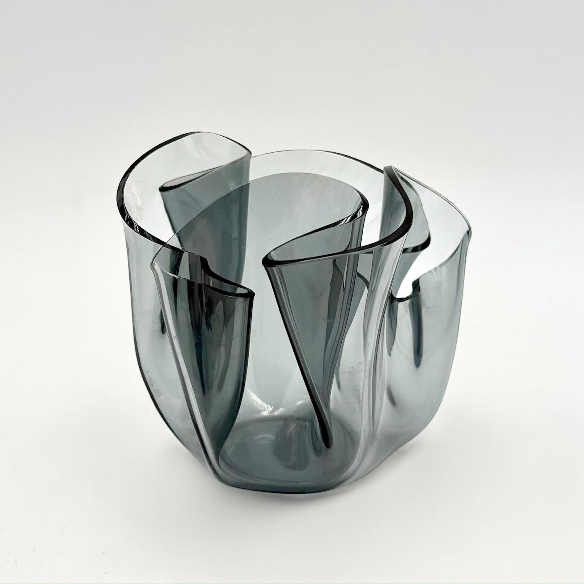 Vaso grigio 'Tissue' Space Age di Luigi Massoni & Massoni per Guzzini - Capolavoro MCM anni '70 In condizioni buone in vendita a San Benedetto Del Tronto, IT