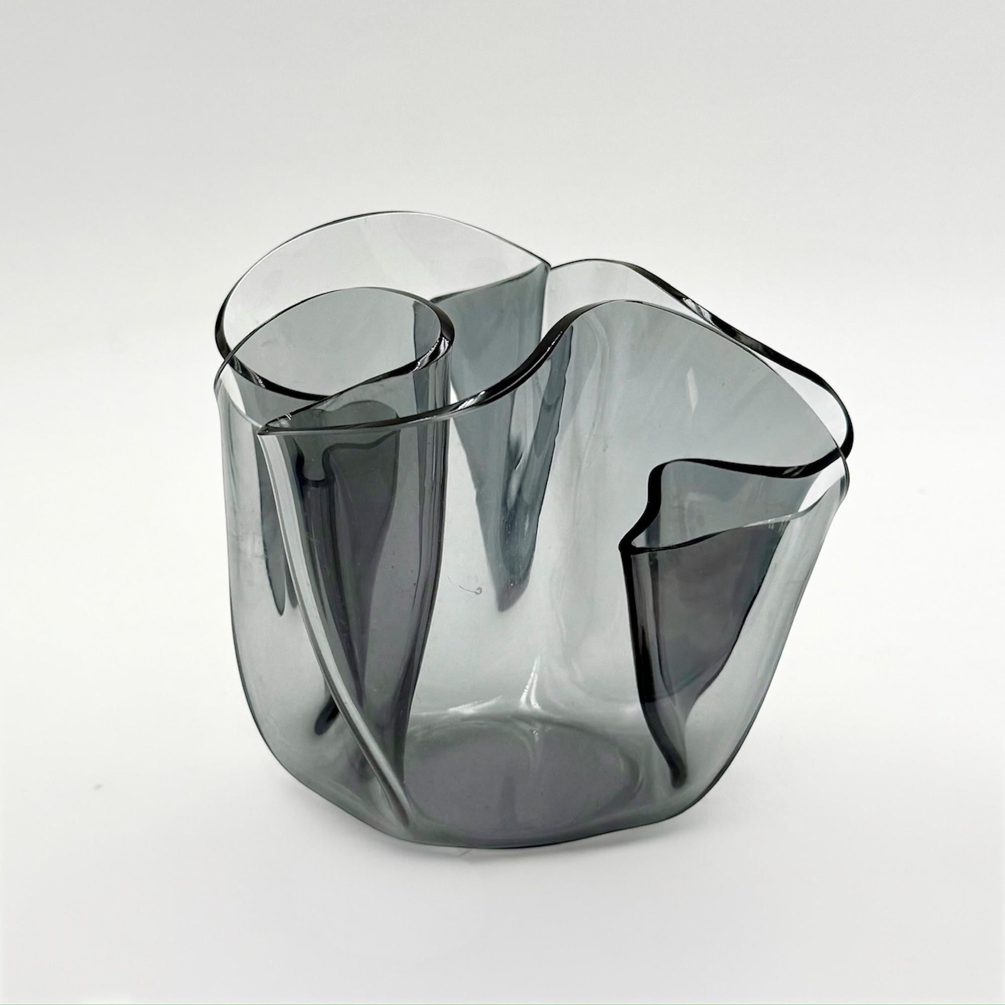 Fine XX secolo Vaso grigio 'Tissue' Space Age di Luigi Massoni & Massoni per Guzzini - Capolavoro MCM anni '70 in vendita