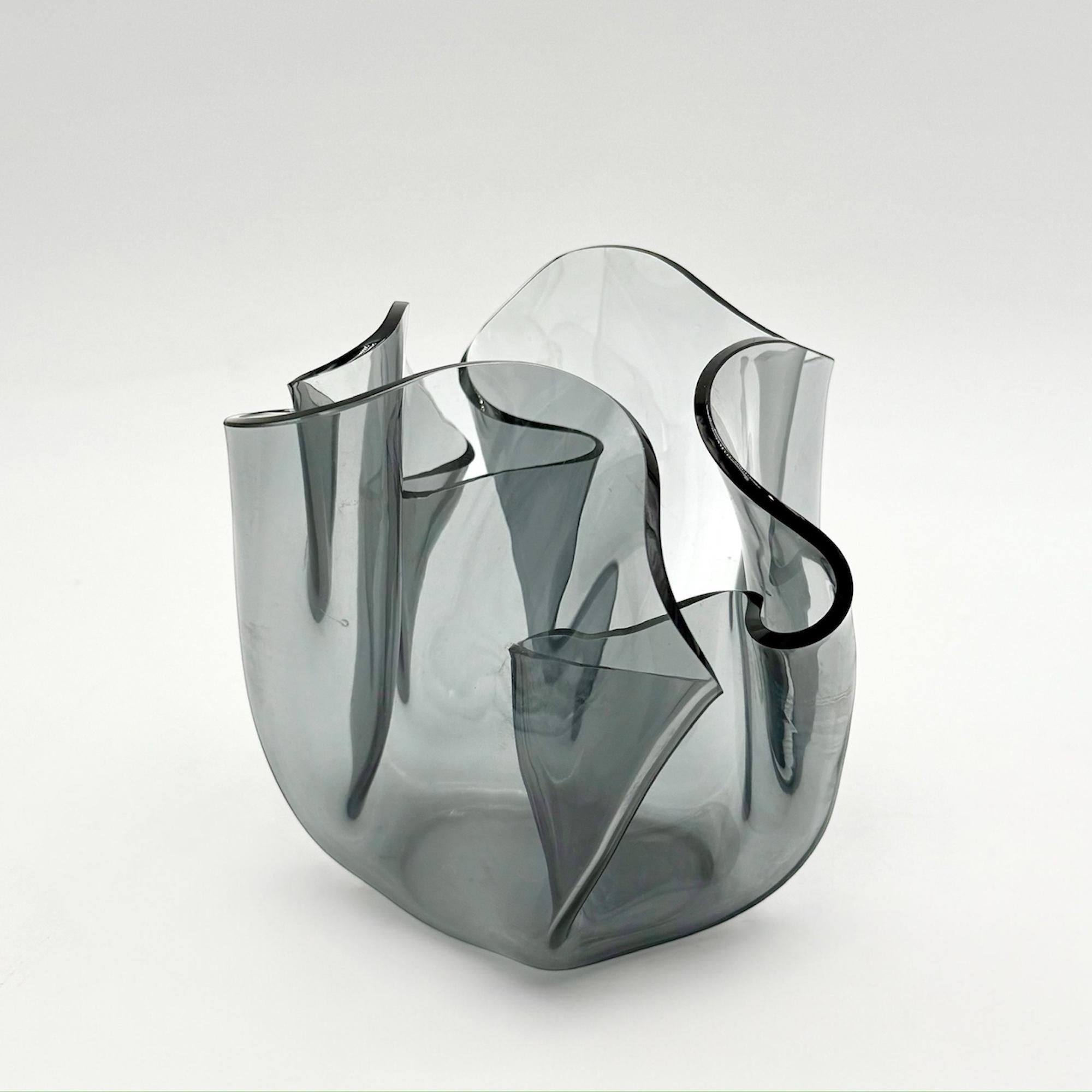 Acrilico Vaso grigio 'Tissue' Space Age di Luigi Massoni & Massoni per Guzzini - Capolavoro MCM anni '70 in vendita