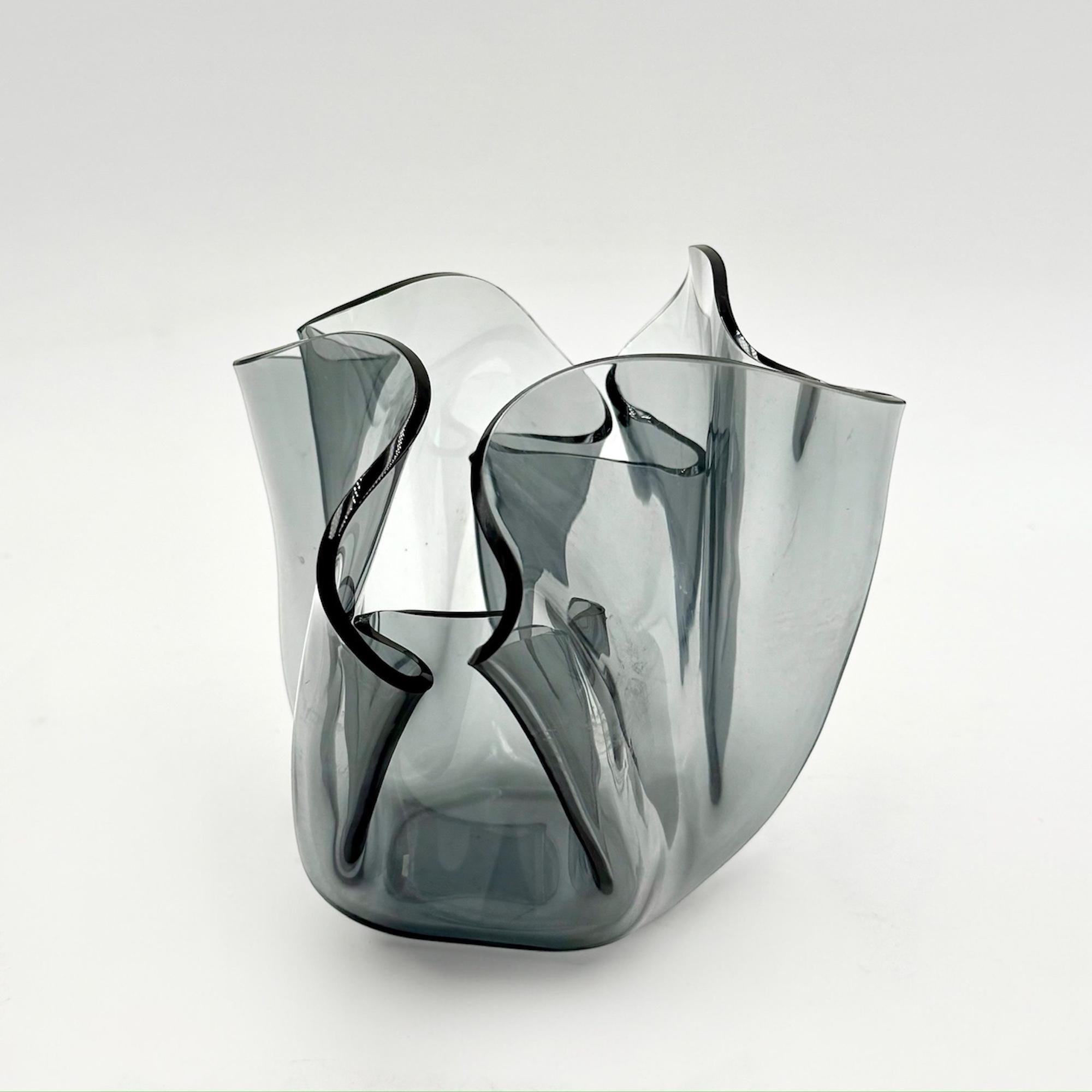 Vaso grigio 'Tissue' Space Age di Luigi Massoni & Massoni per Guzzini - Capolavoro MCM anni '70 in vendita 1