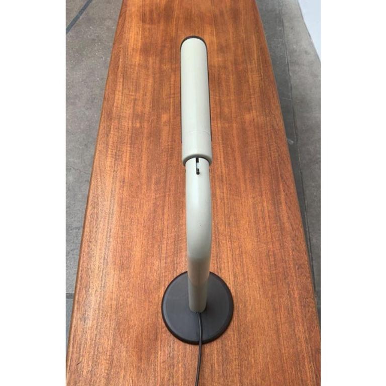 Lampe de table simple de l'ère spatiale par Philips.

Une conception fonctionnelle. Le langage de conception est simple, ce qui rend ce design intemporel et convaincant. Un tube qui se plie à un angle de 90 degrés et qui est ouvert. À l'extrémité
