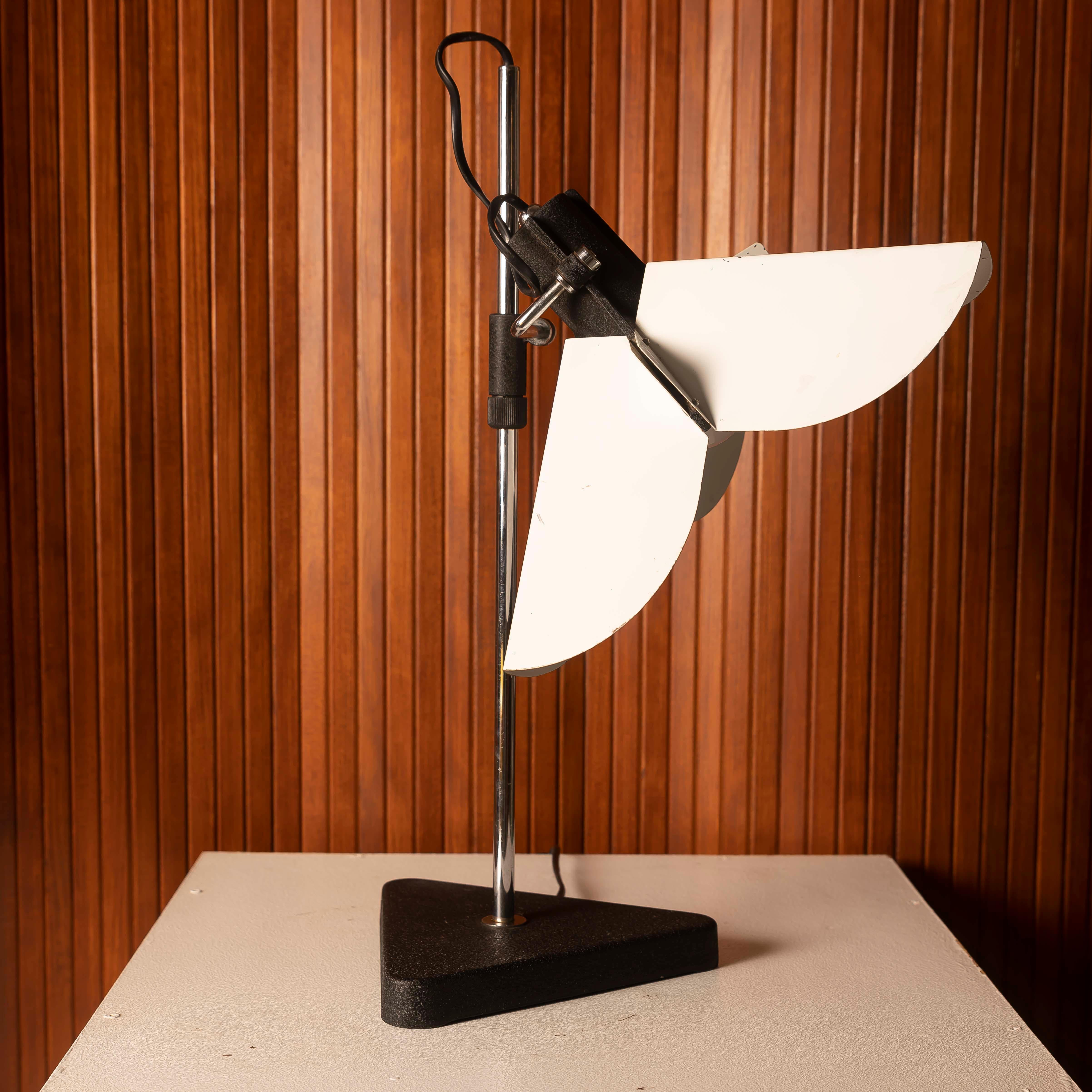 Space Age Triedro table lamp by Joe Colombo for Stilnovo For Sale 4