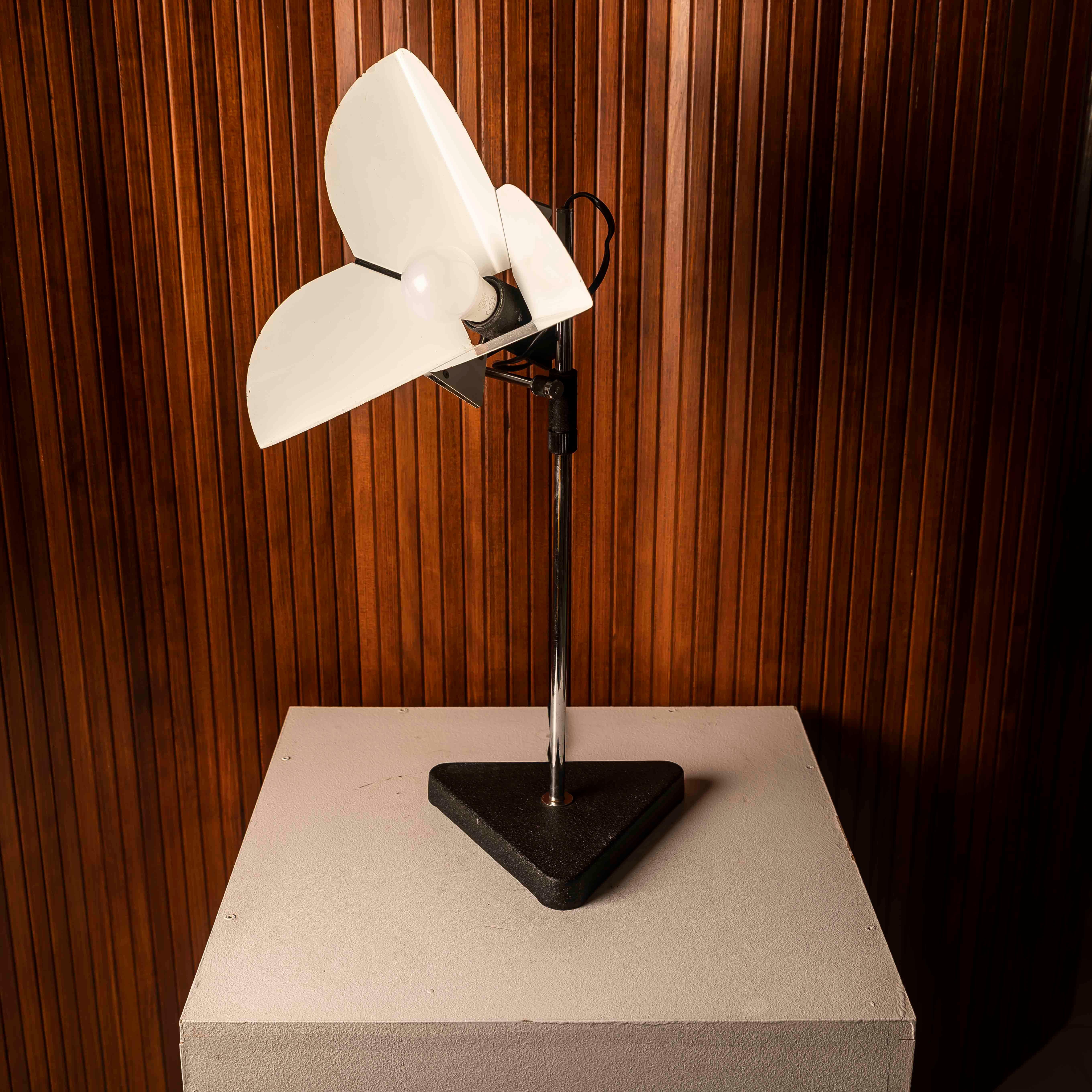 Space Age Triedro table lamp by Joe Colombo for Stilnovo For Sale 7