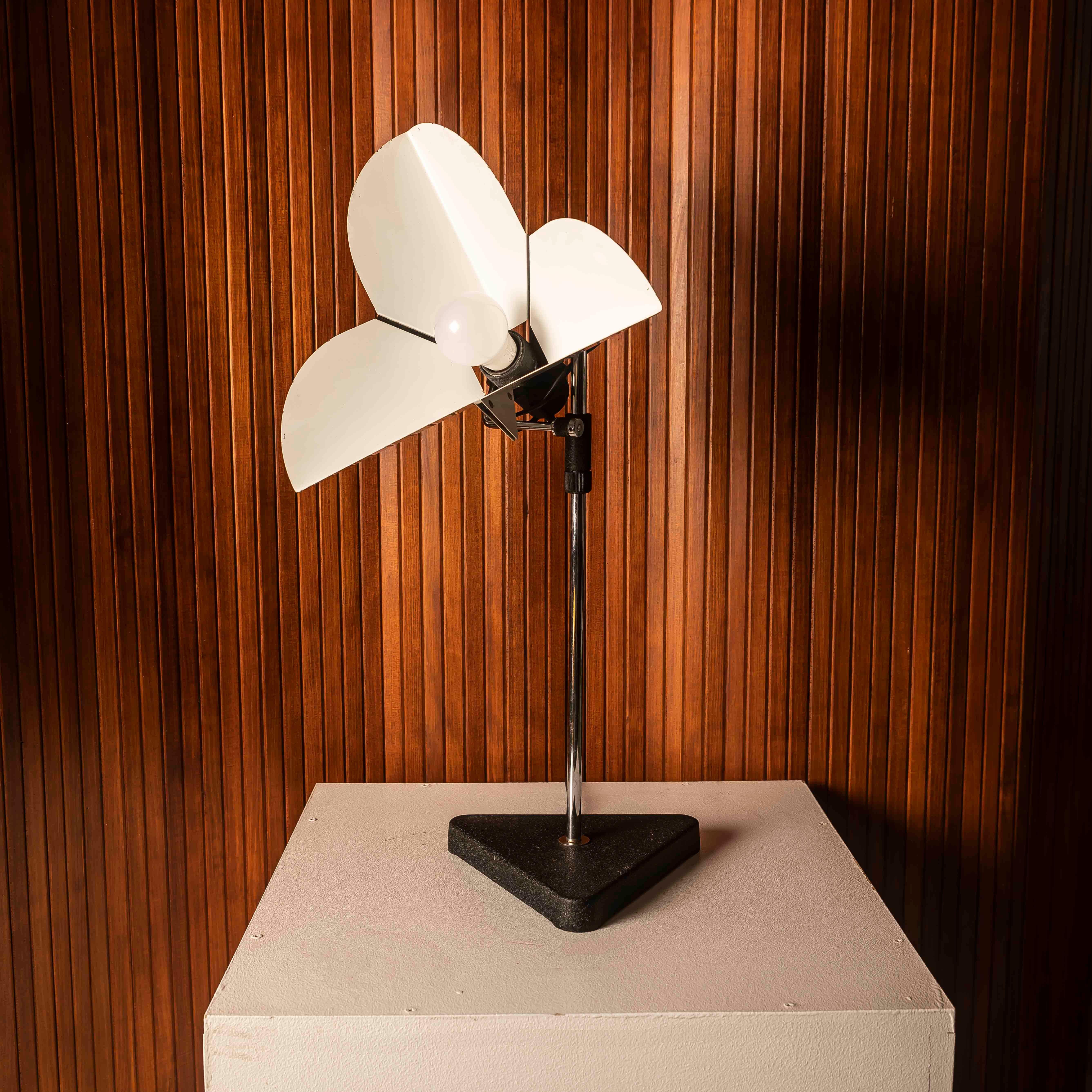 Space Age Triedro table lamp by Joe Colombo for Stilnovo For Sale 1