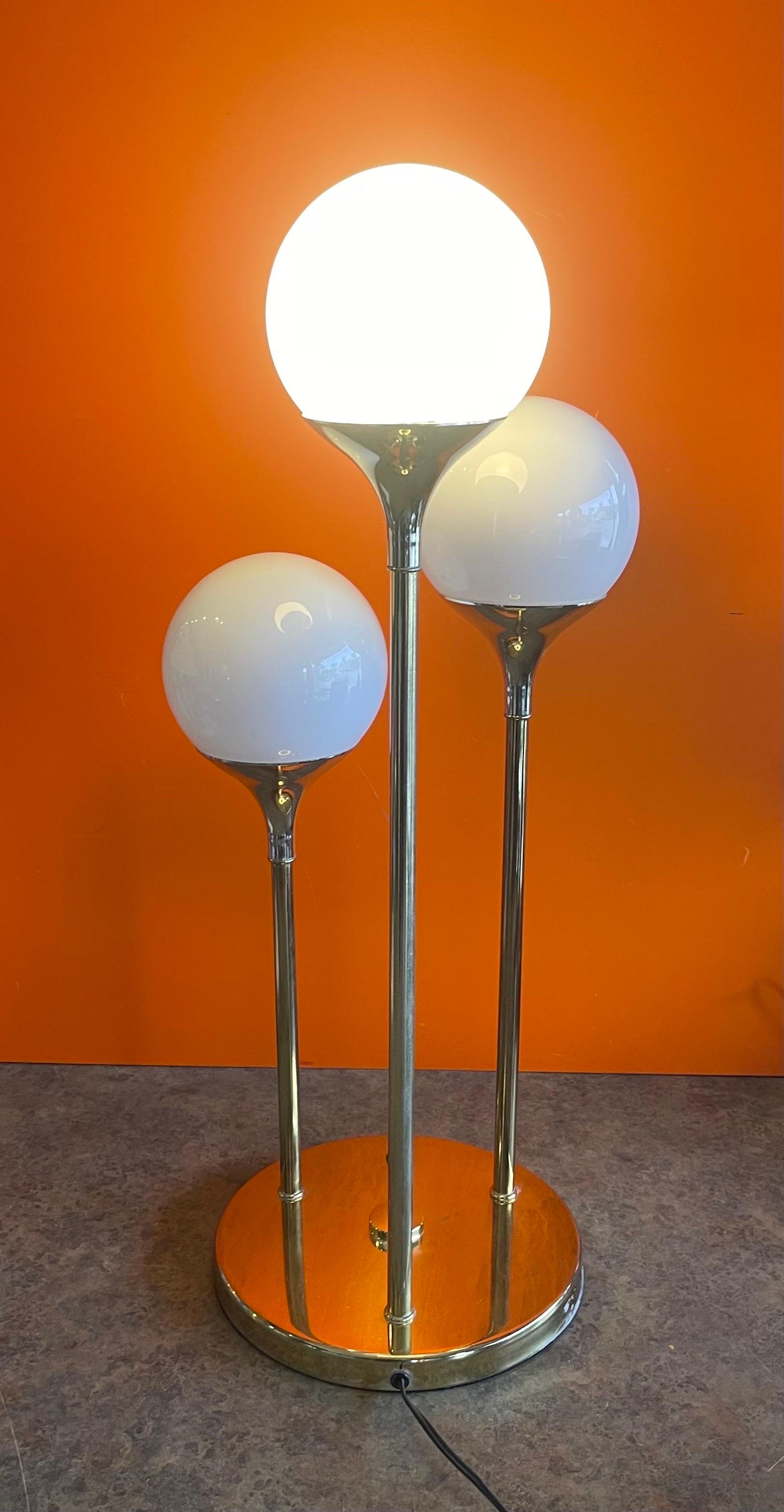 Space Age Triple Globe Table Lamp in Brass In Good Condition For Sale In San Diego, CA