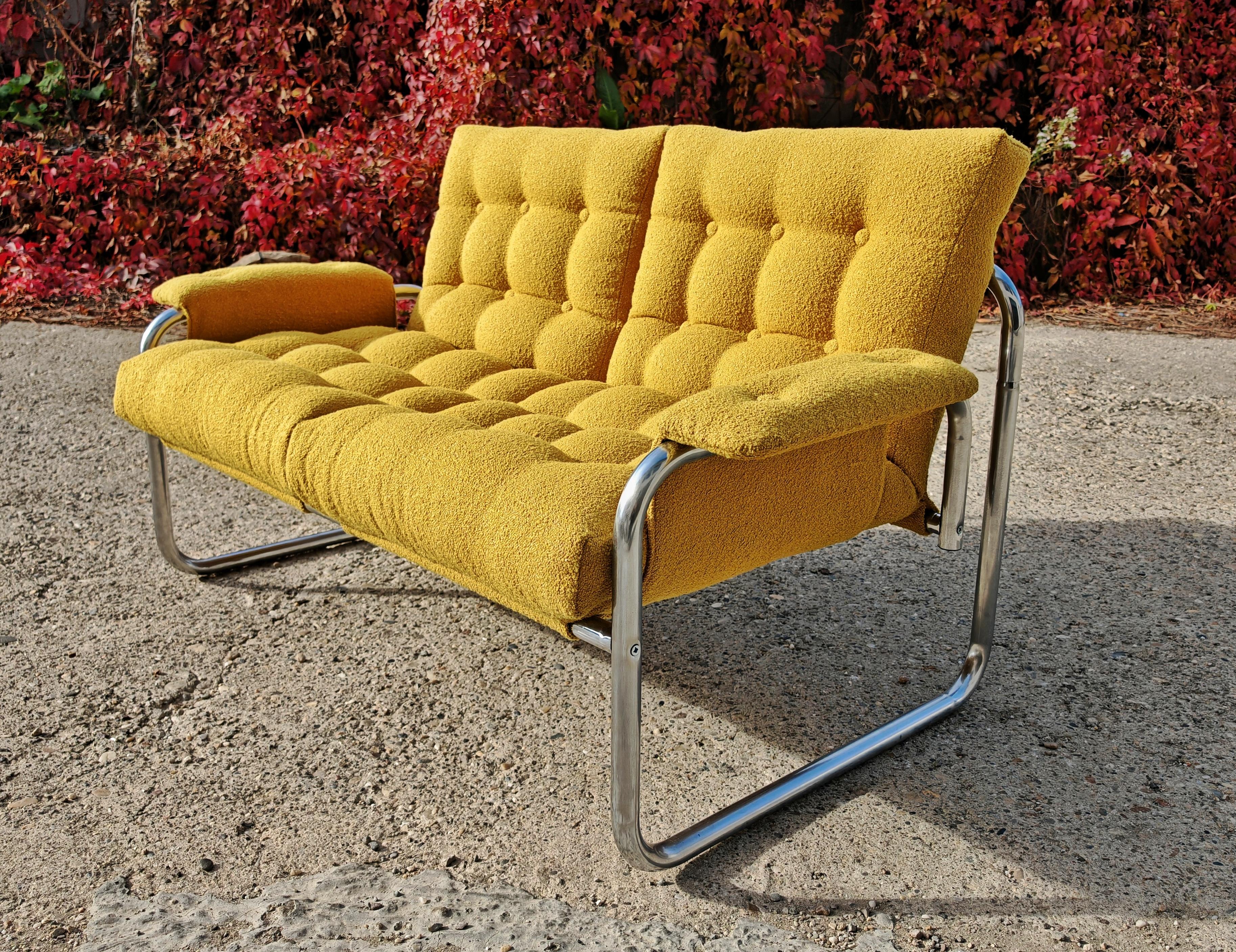 Vous trouverez dans cette annonce un canapé 2 places de l'ère spatiale conçu par Johan Bertil Häggström pour IKEA, l'une de ses pièces les plus emblématiques. Ce canapé IKEA vintage présente une structure tubulaire chromée de style Bauhaus et une