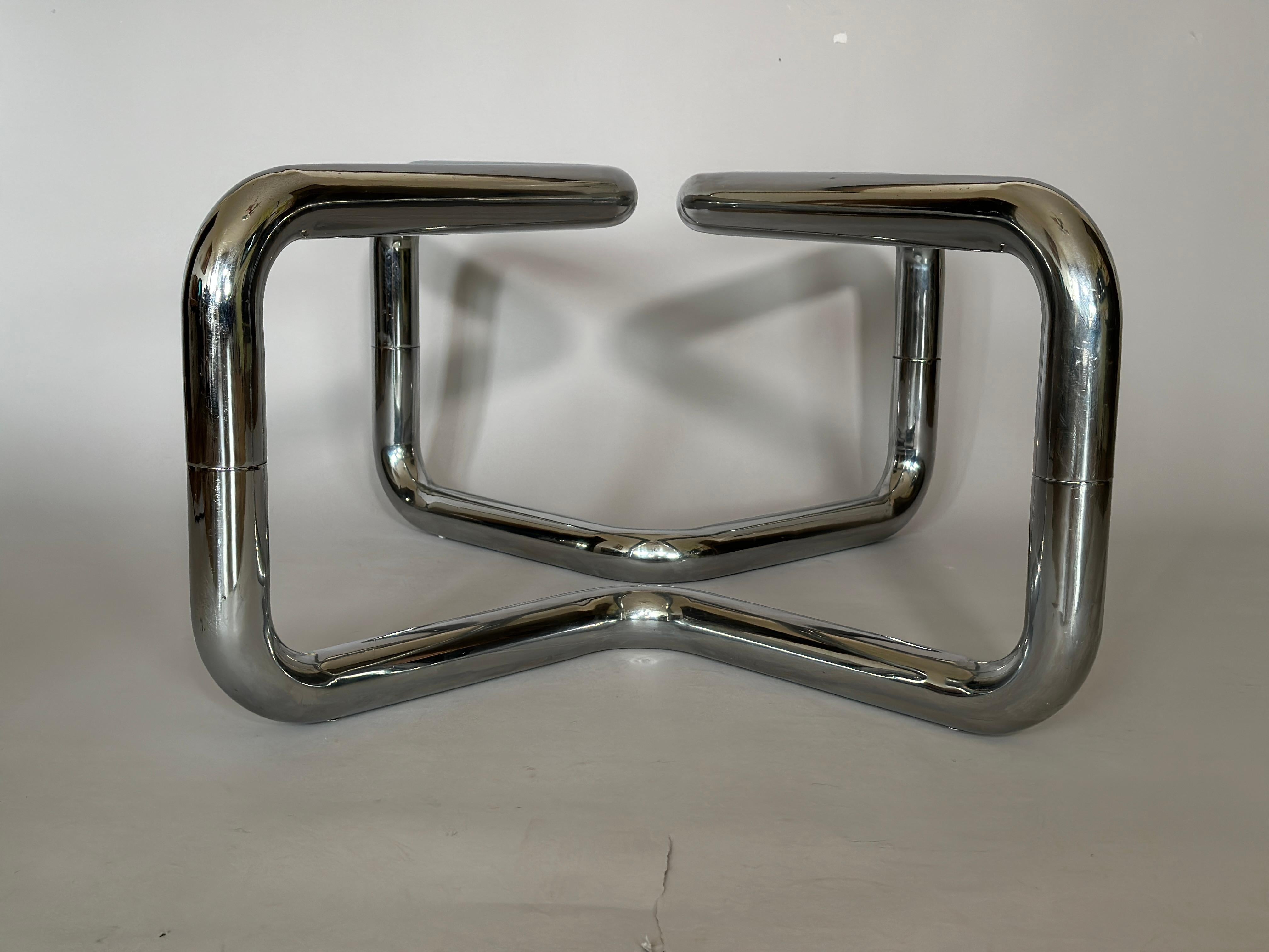 Space Age Couchtisch mit verchromtem Sockel, Italien 1970er Jahre im Angebot 1