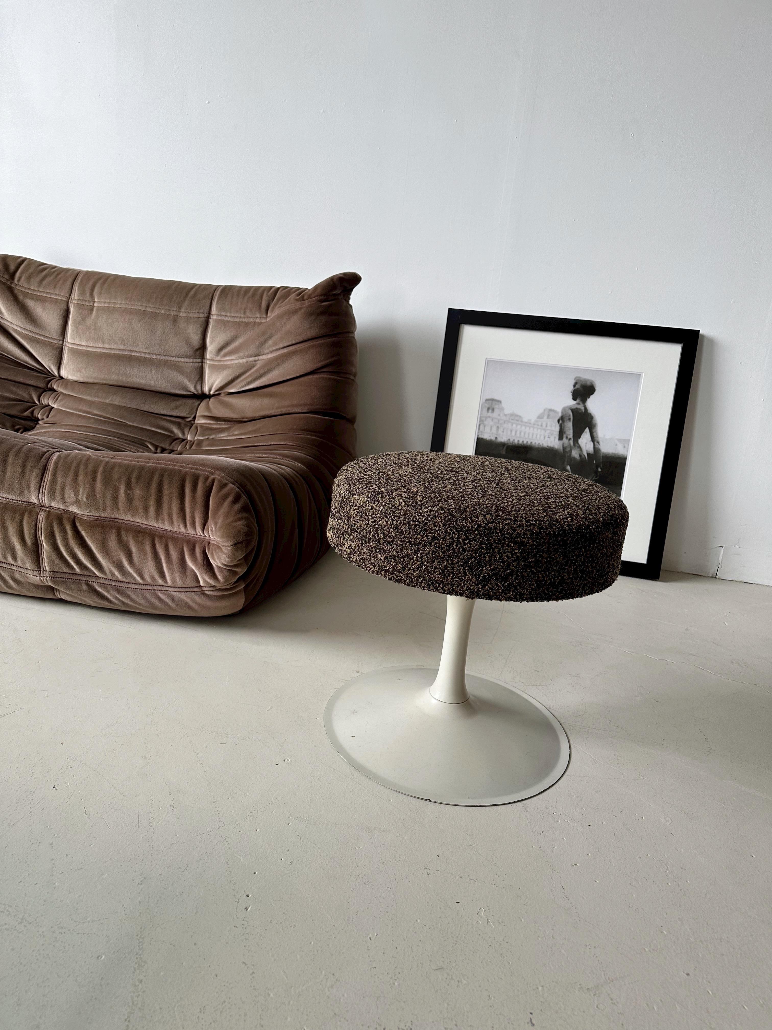 Space Age Tulip Chair / Stool with New Black & Brown Boucle Upholstery

//


Dimensions:

18”W x 18”D x 17”H 

//

*Very Good Condition, the seat is newly upholstered. Minor signs of use on the leg.