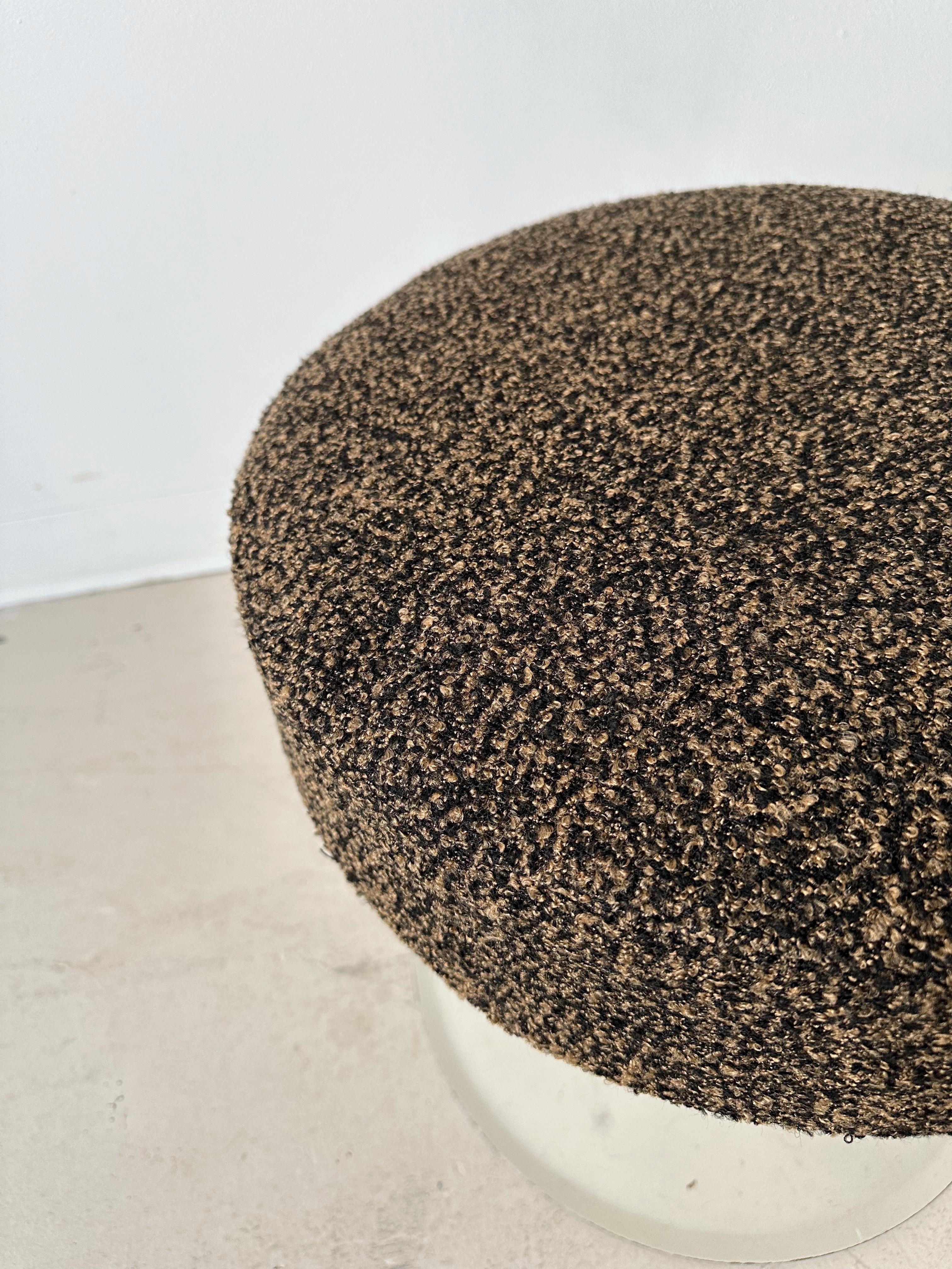 Space Age Tulip Chair / Stool with New Black & Brown Boucle Upholstery In Good Condition For Sale In Outremont, QC