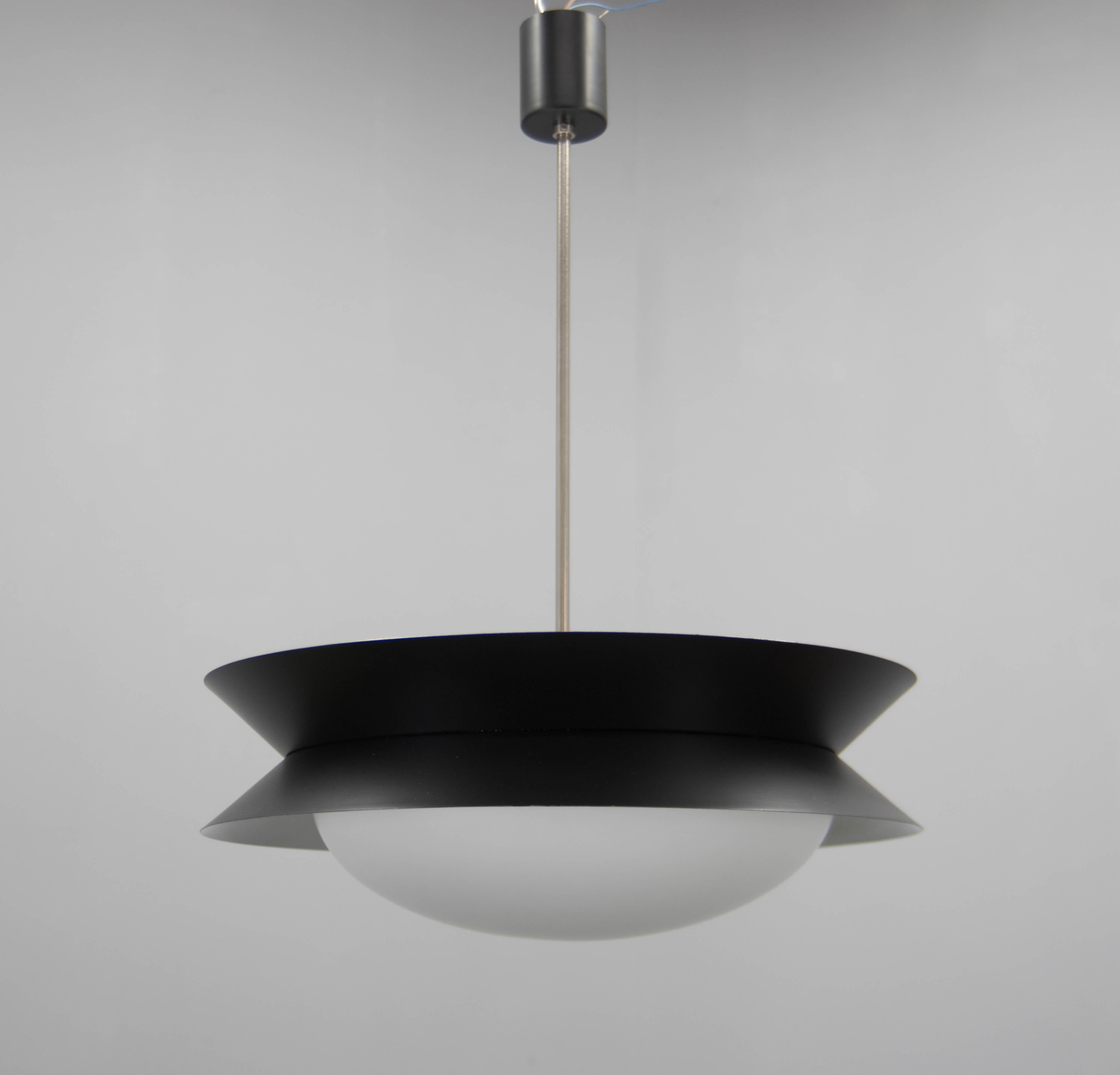 Lampadario di design in stile UFO realizzato in Cecoslovacchia negli anni '60.
Restaurato: nuova vernice nera. 
Il vetro inferiore presenta delle scheggiature sul bordo.
Ricablato: due circuiti separati: 2+2x60W, lampadine E25-E27.
Compatibile con