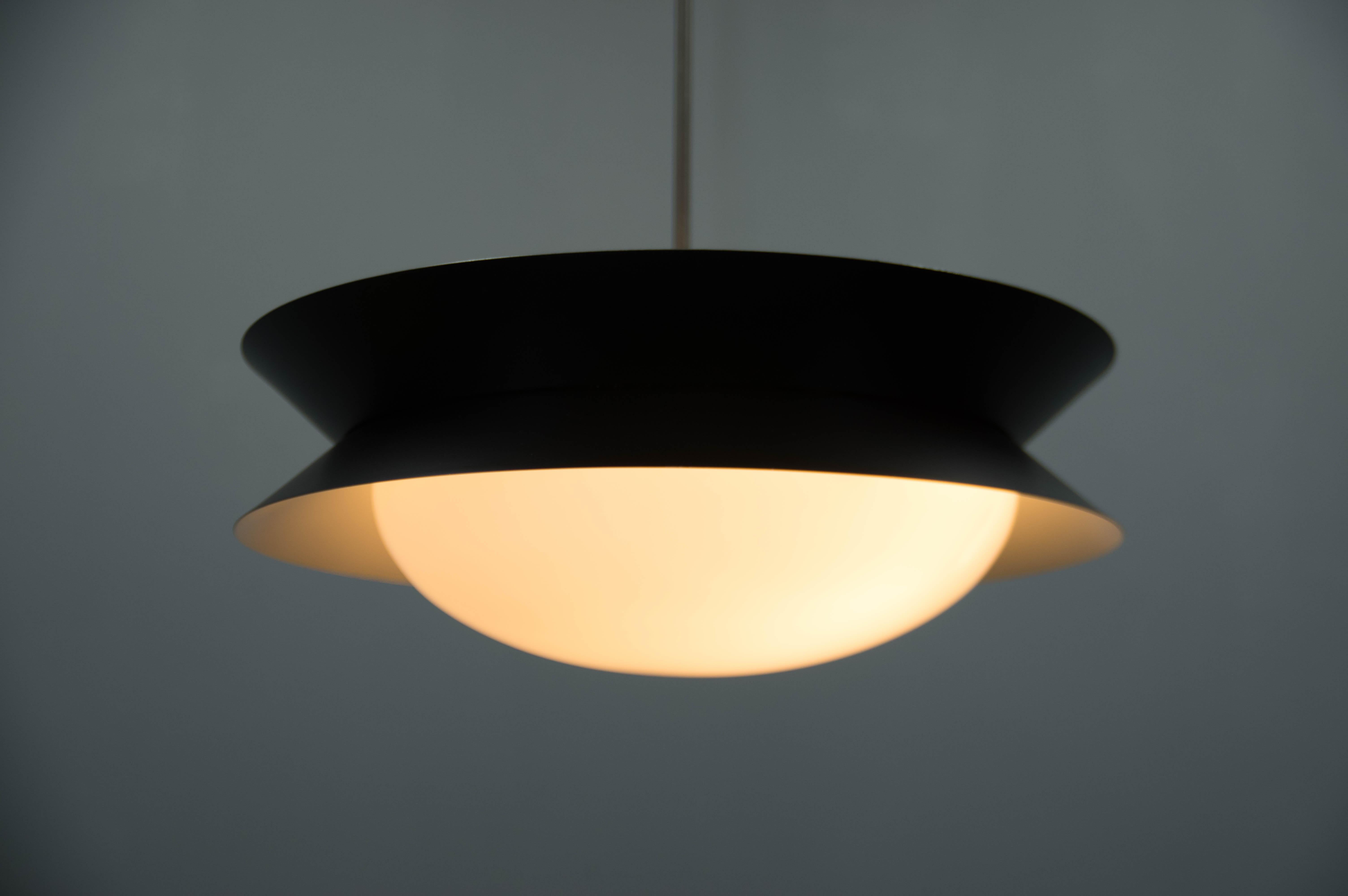 Ceco Lampadario UFO A Space AGE di Napako 1960, restaurato in vendita