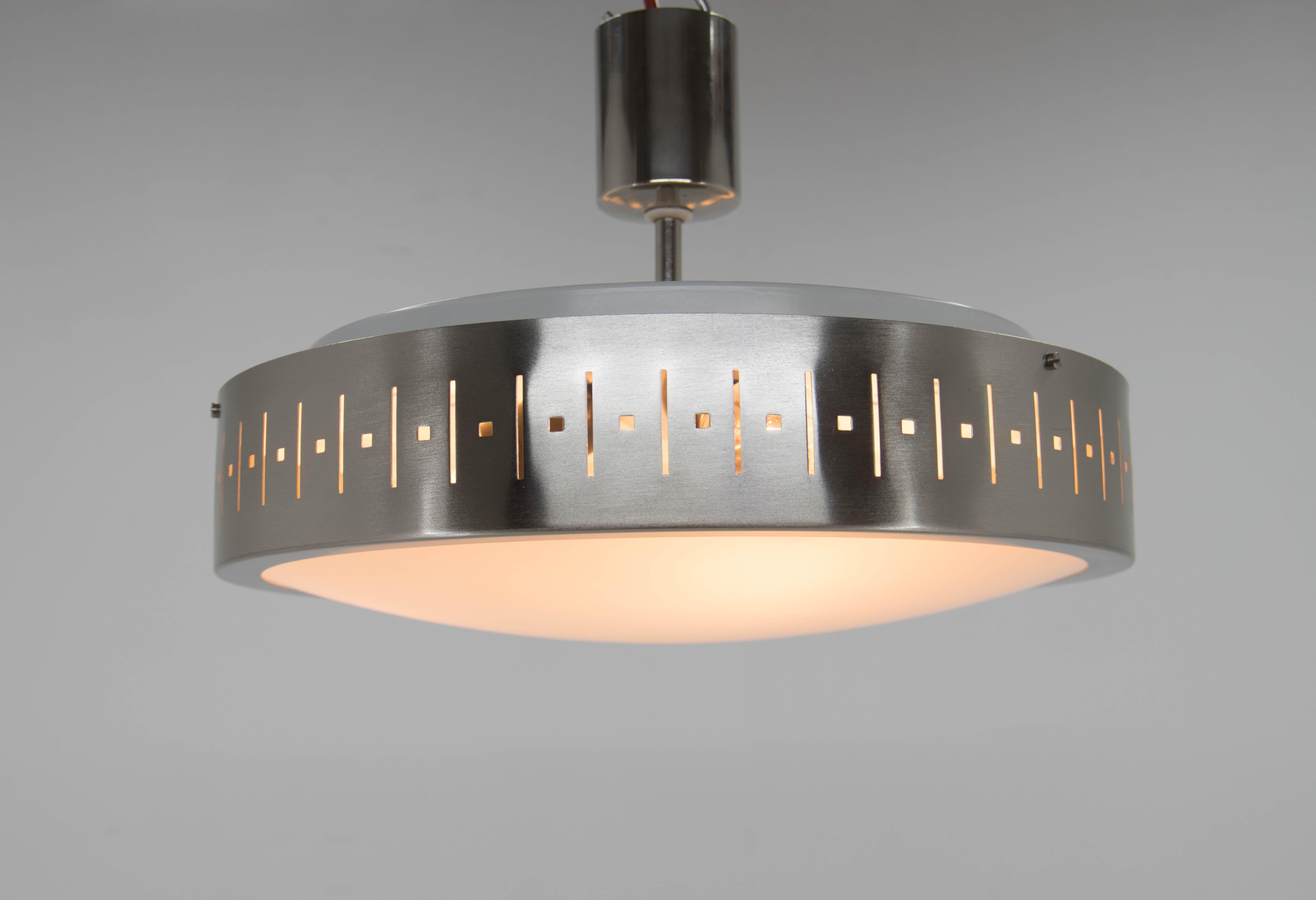 Très bon état d'origine.
3x60W, E25-E27
Compatible avec le câblage américain.