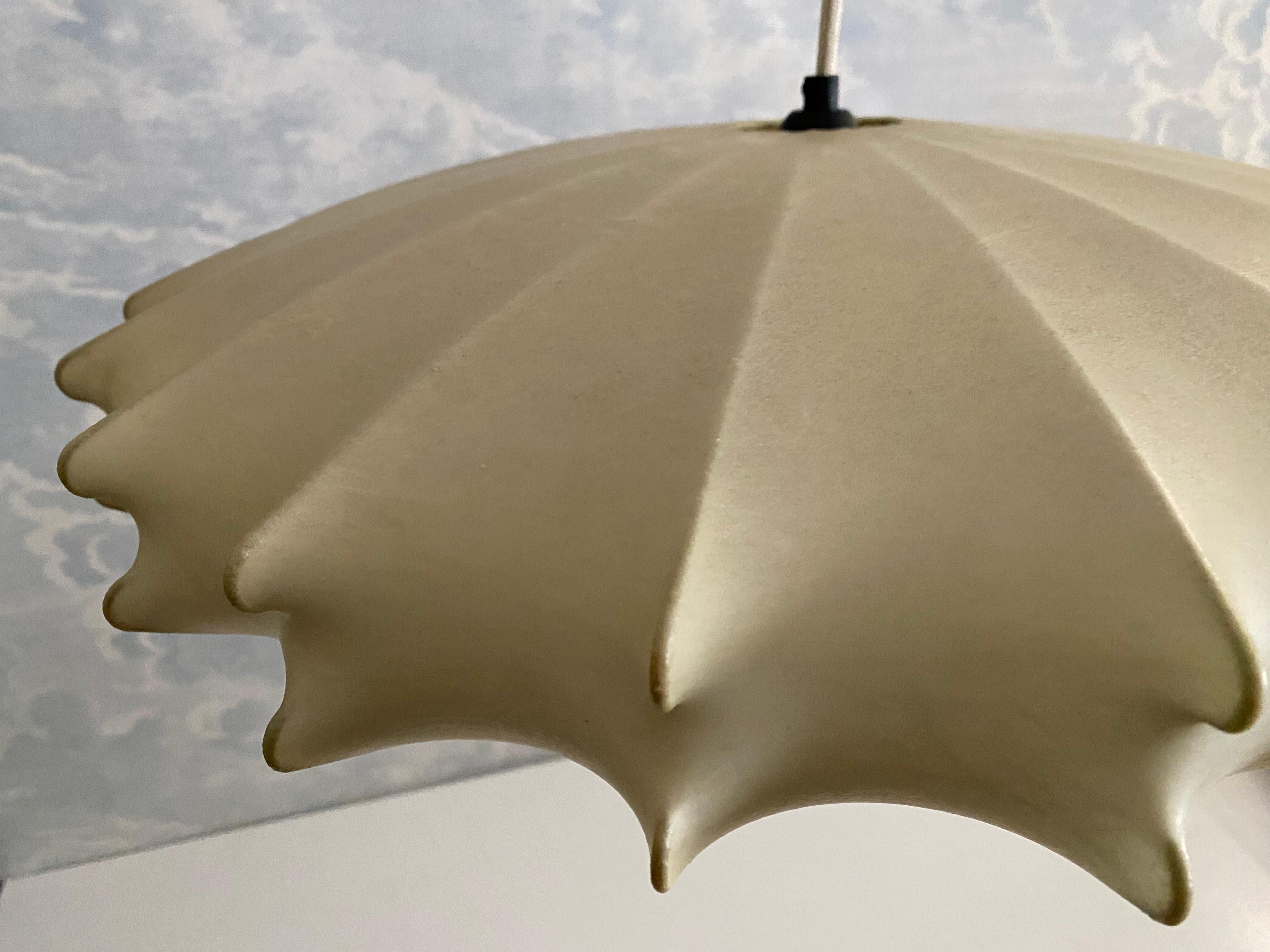 Questa lampada a sospensione a forma di bozzolo degli anni '60, rara e insolita, è in ottime condizioni e, data la sua età, mostra solo pochi segni di utilizzo.

Il bozzolo ha un diametro del corpo di circa 56 cm e un'altezza di 15 cm (altezza