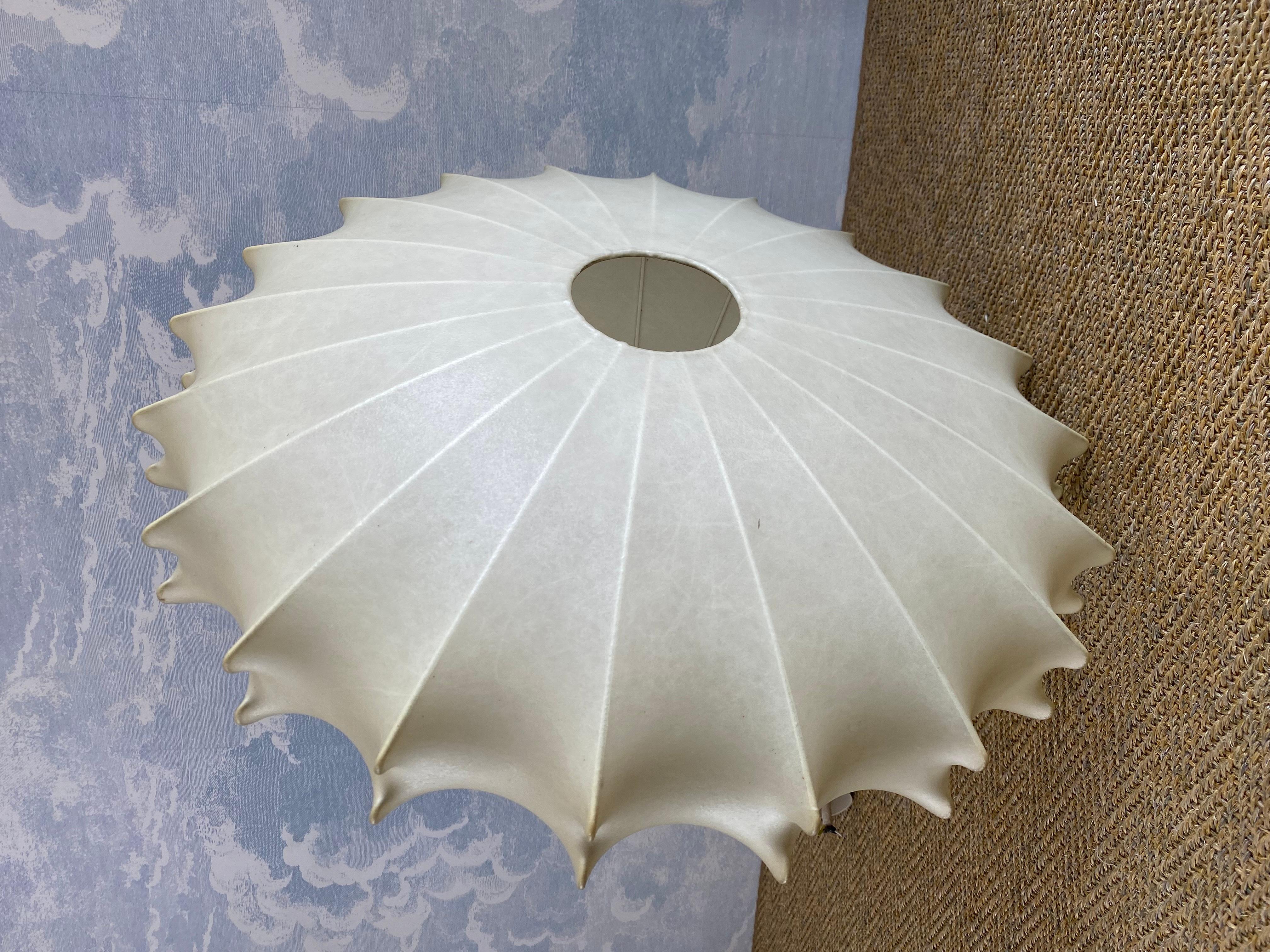 Lampada UFO Cocoon di Goldkant (Achille and Pier Giacomo Castiglioni Flos) 2