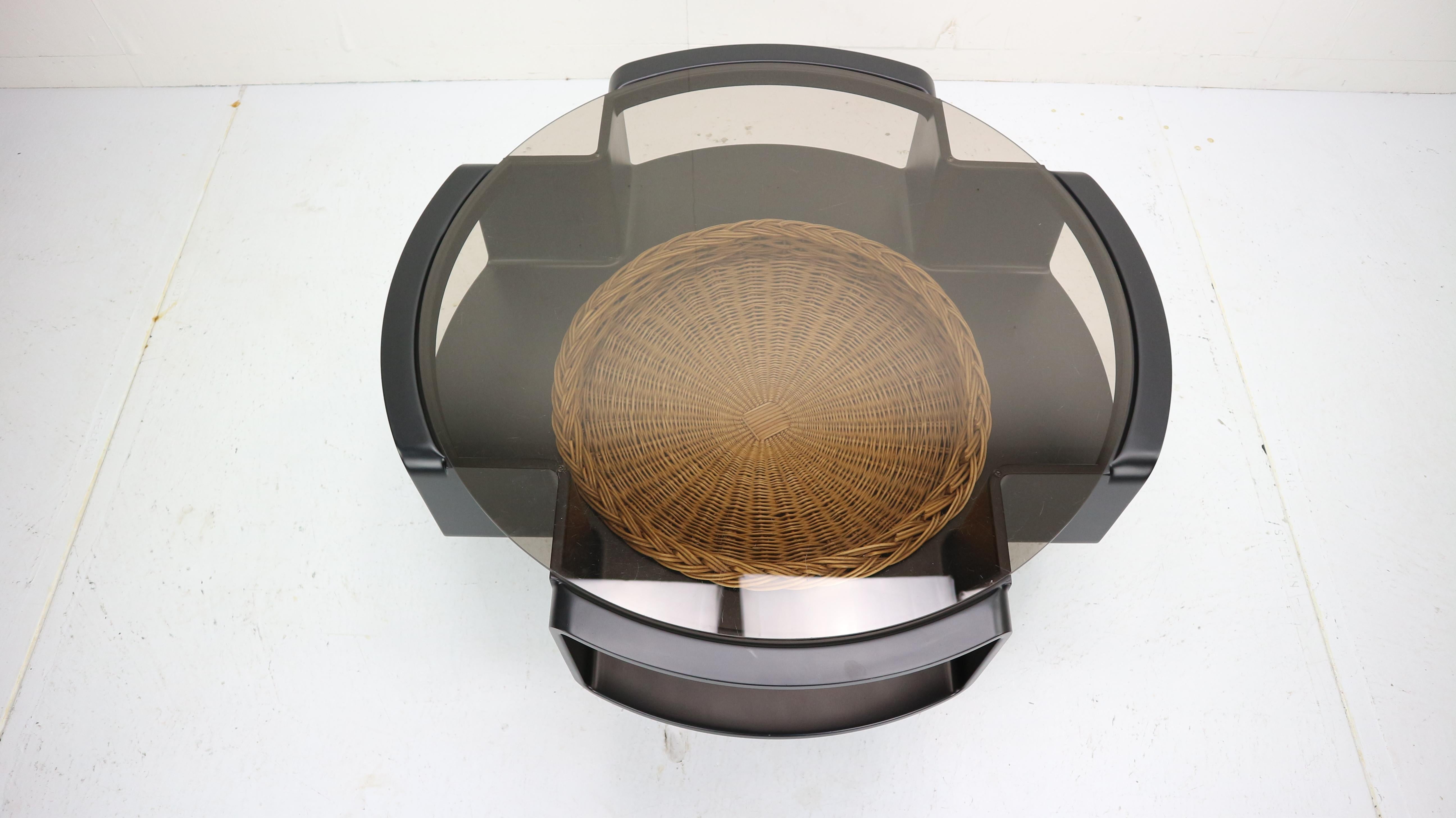 Fin du 20e siècle table basse 'Curver' à la manière de Jean Maneval:: 1960
