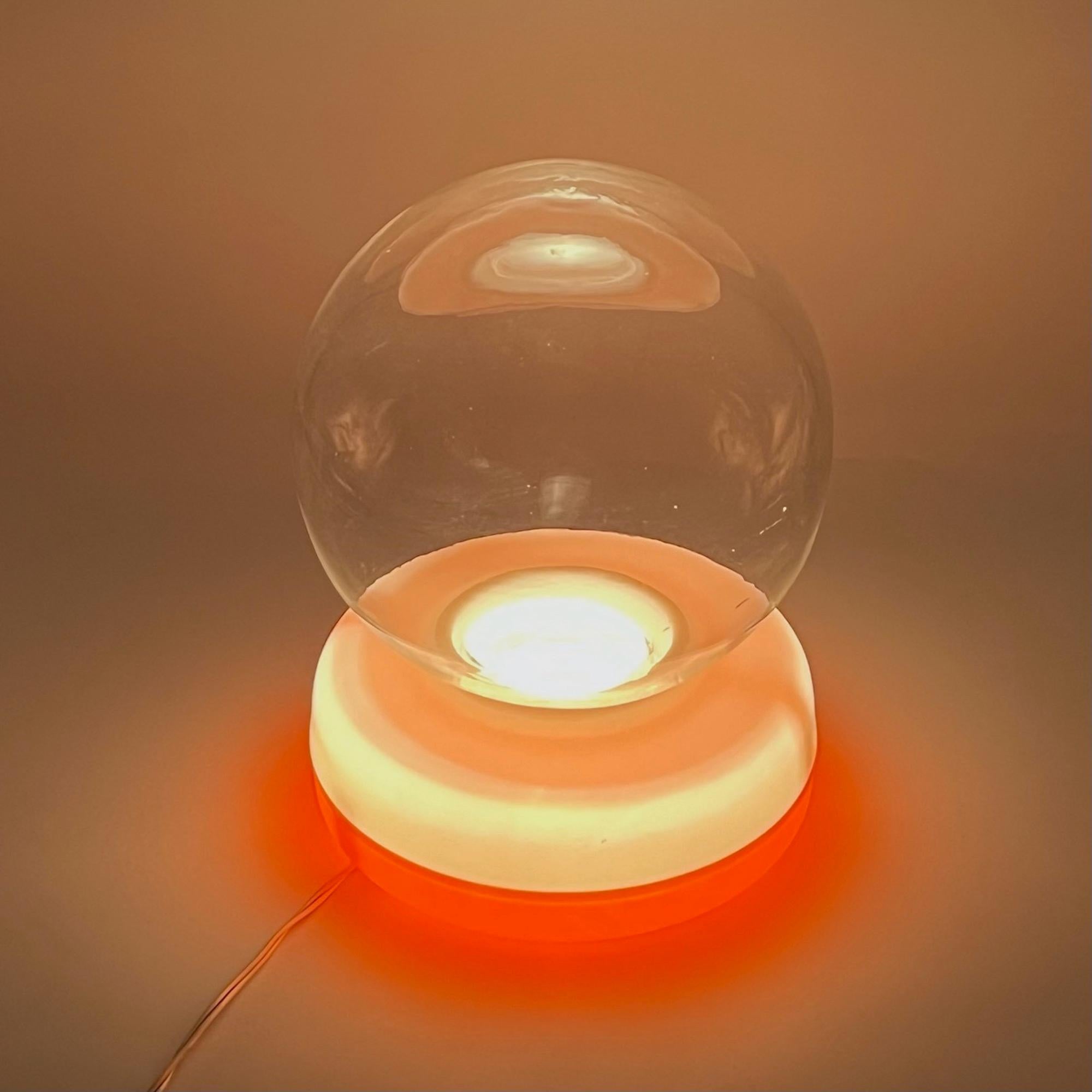 Lampe de bureau orange UFO de l'ère spatiale avec bol en verre, années 1960 en vente 1