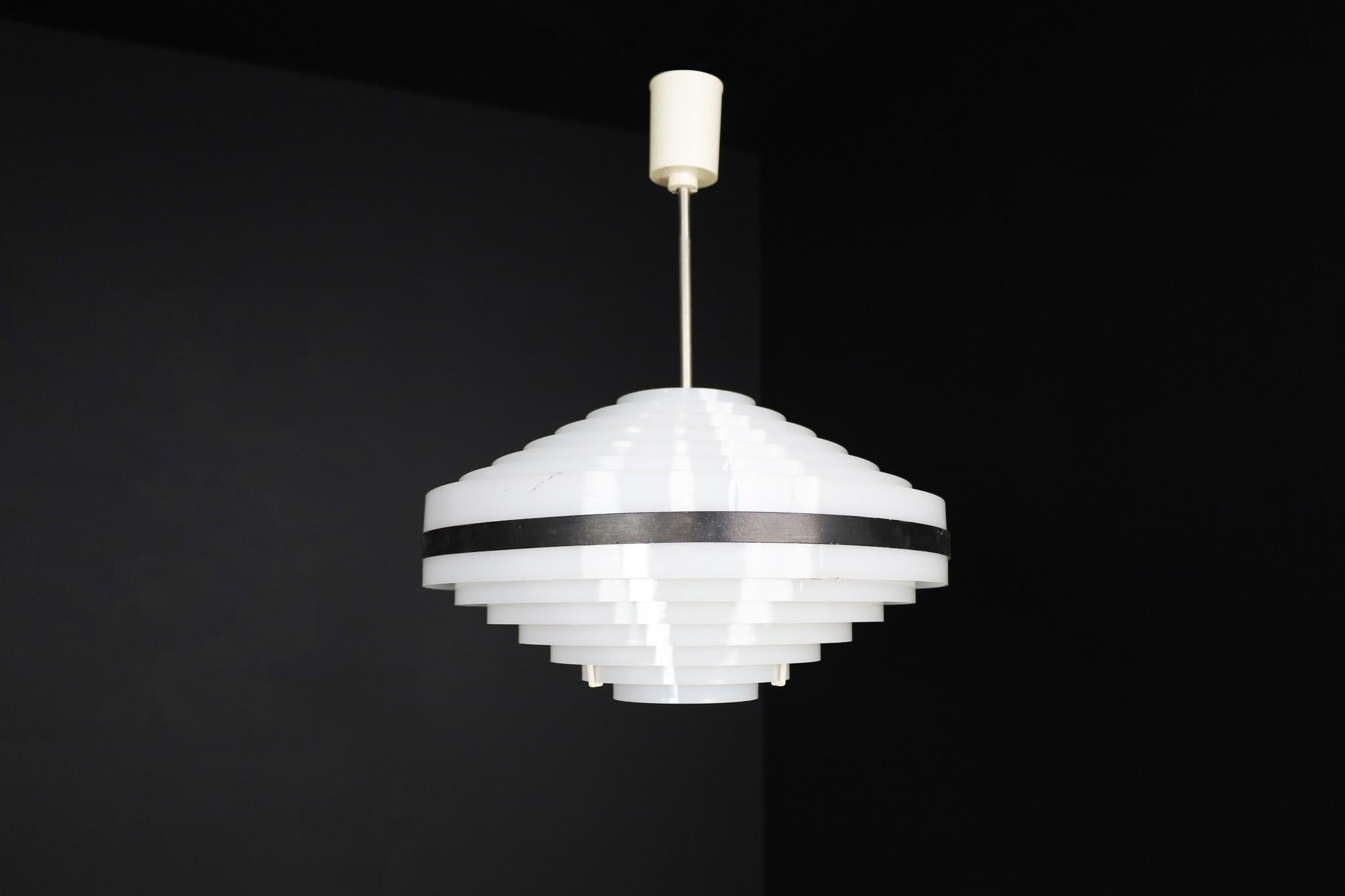 Lampe suspendue OVNI de l'ère spatiale, République tchèque, 1970

Cette lampe suspendue vintage des années 1970 de la République tchèque présente un design audacieux et futuriste qui évoque la forme d'un OVNI, vous transportant dans une ère de