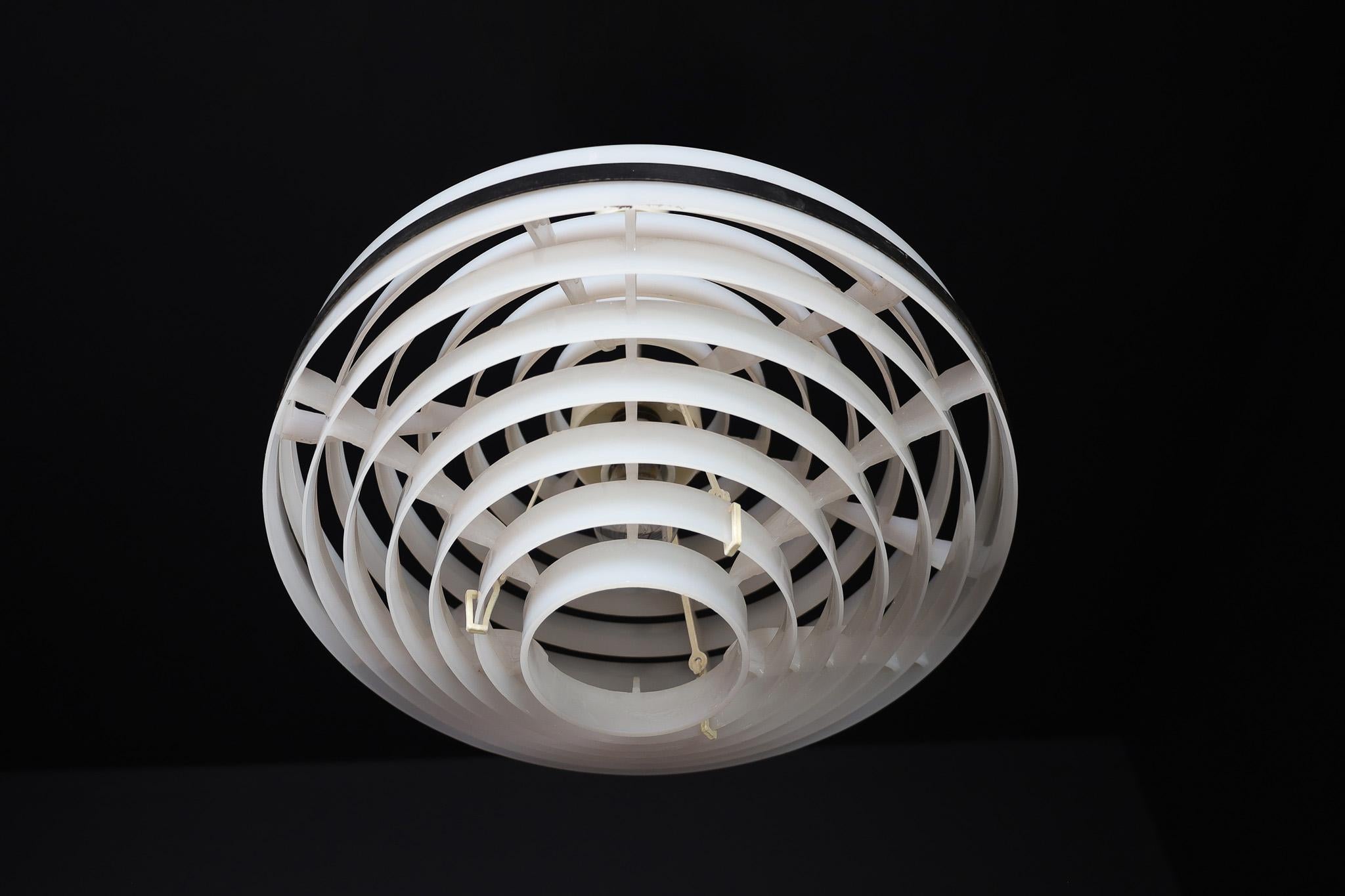 Lampe suspendue OVNI de l'ère spatiale, République tchèque, 1970 Bon état - En vente à Almelo, NL