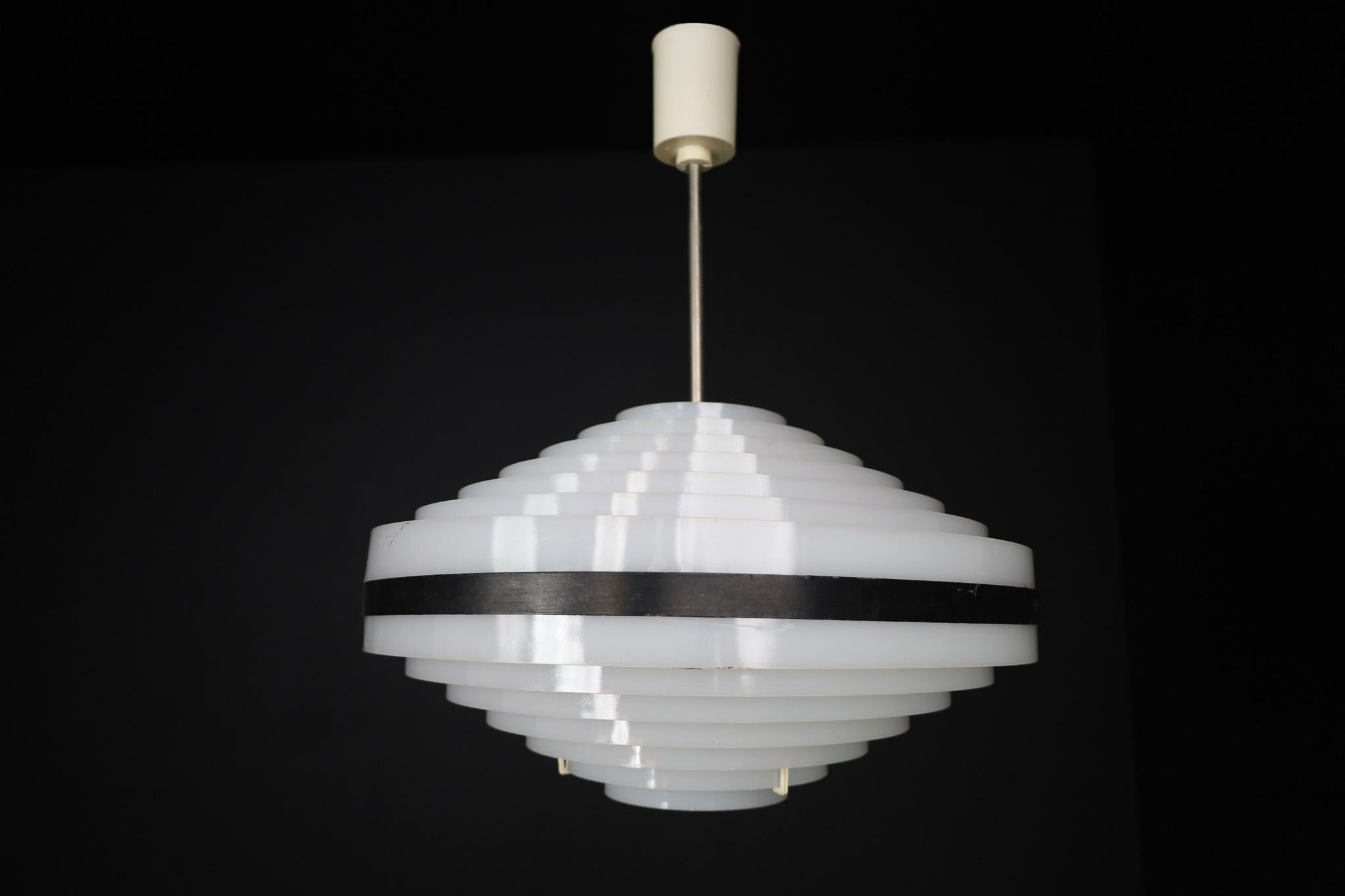 Fin du 20e siècle Lampe suspendue OVNI de l'ère spatiale, République tchèque, 1970 en vente