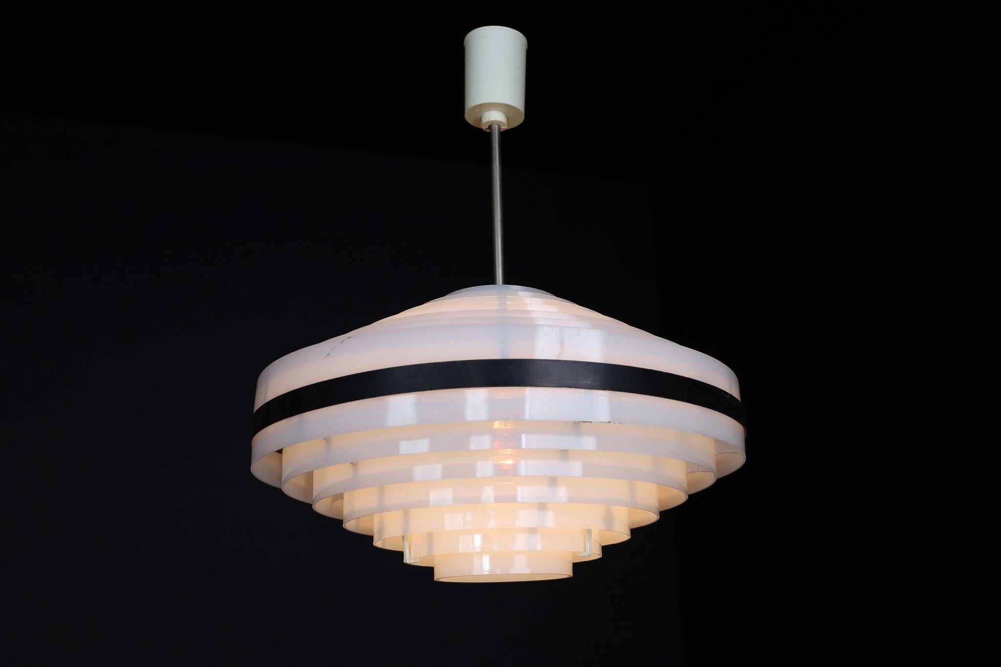 Lampe suspendue OVNI de l'ère spatiale, République tchèque, 1970 en vente 2
